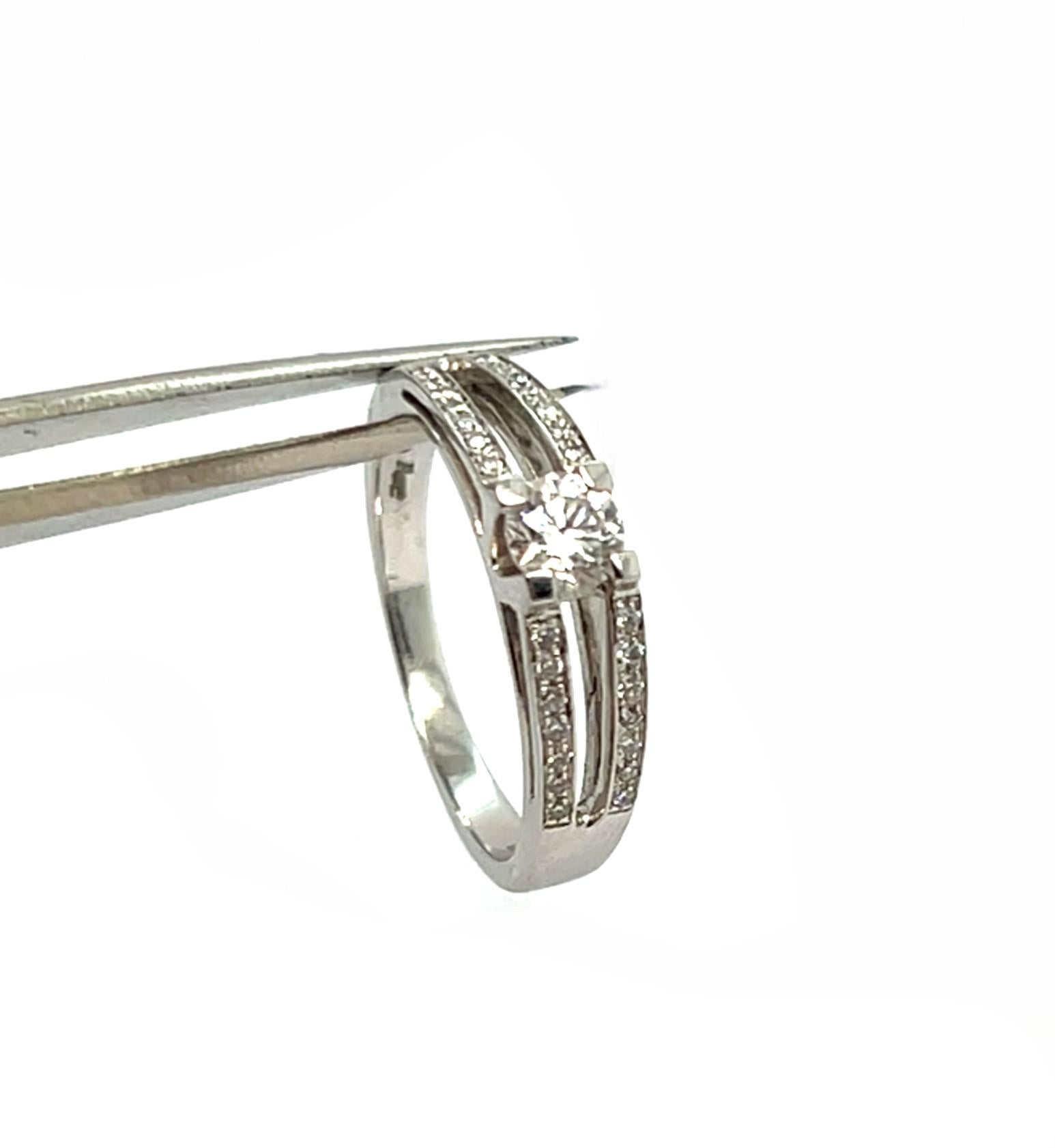 Anello di fidanzamento con diamante in oro bianco da 18 carati In condizioni Nuovo in vendita a Vannes, FR