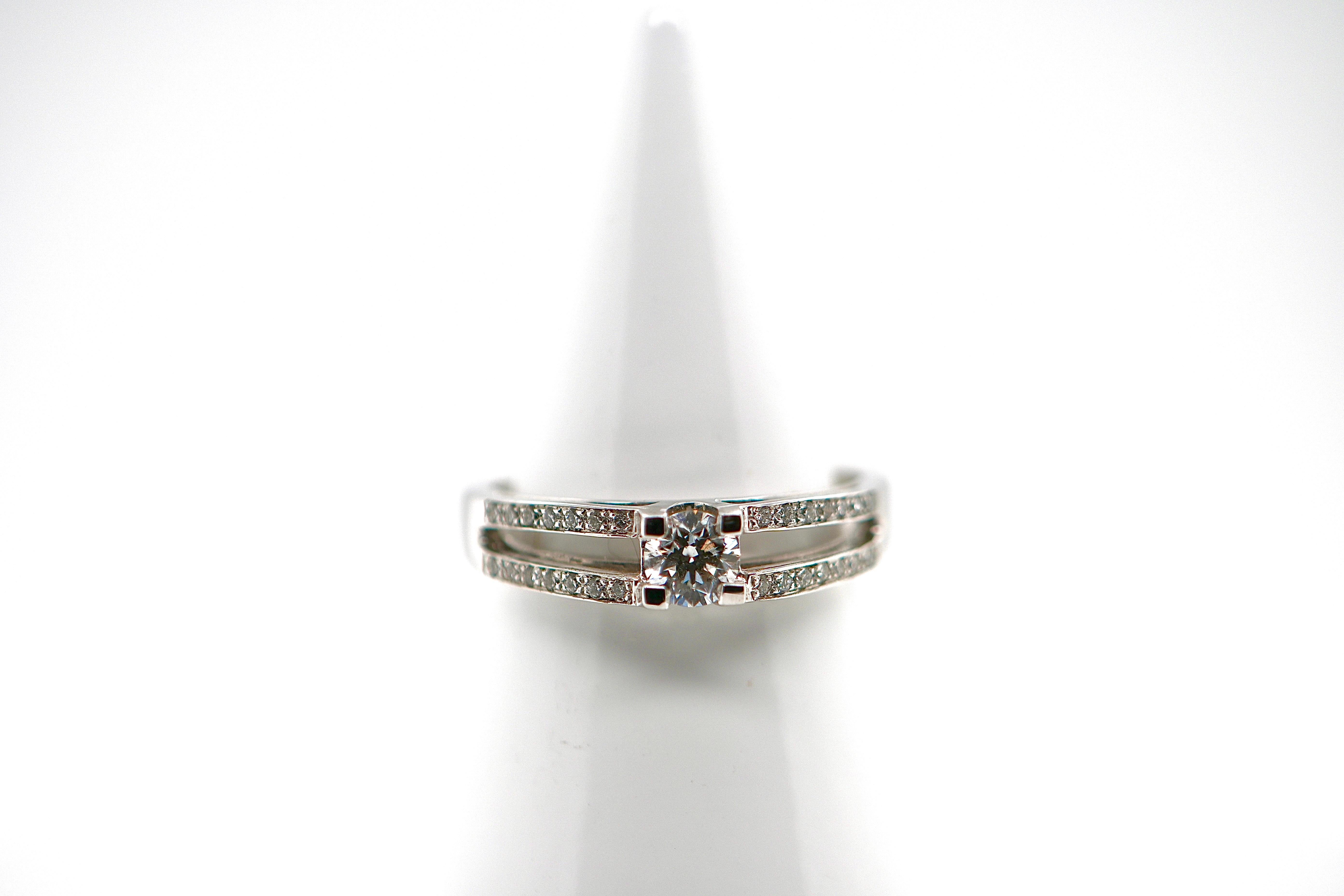 Anello di fidanzamento con diamante in oro bianco da 18 carati in vendita 1