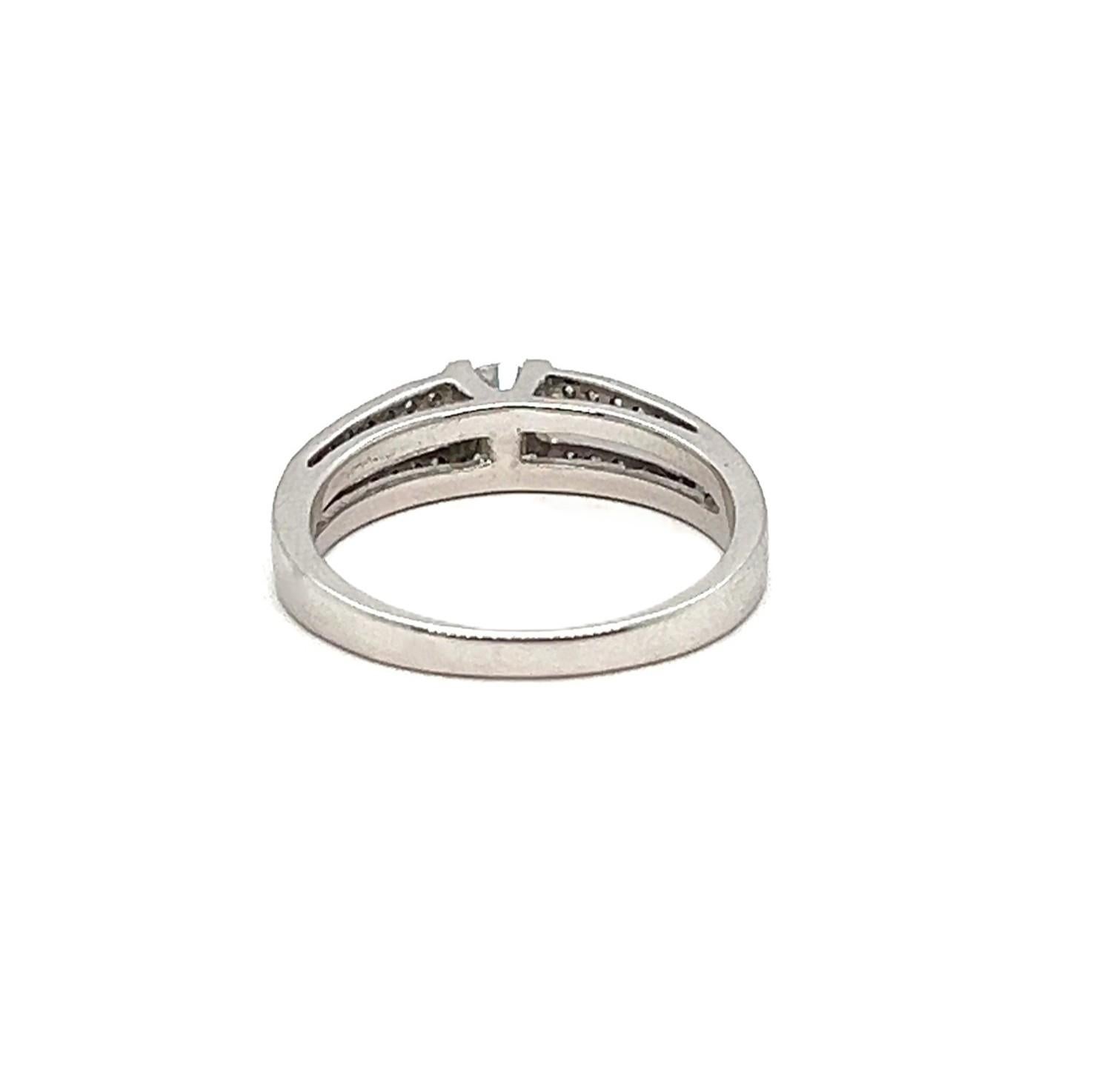 Anello di fidanzamento con diamante in oro bianco da 18 carati in vendita 3