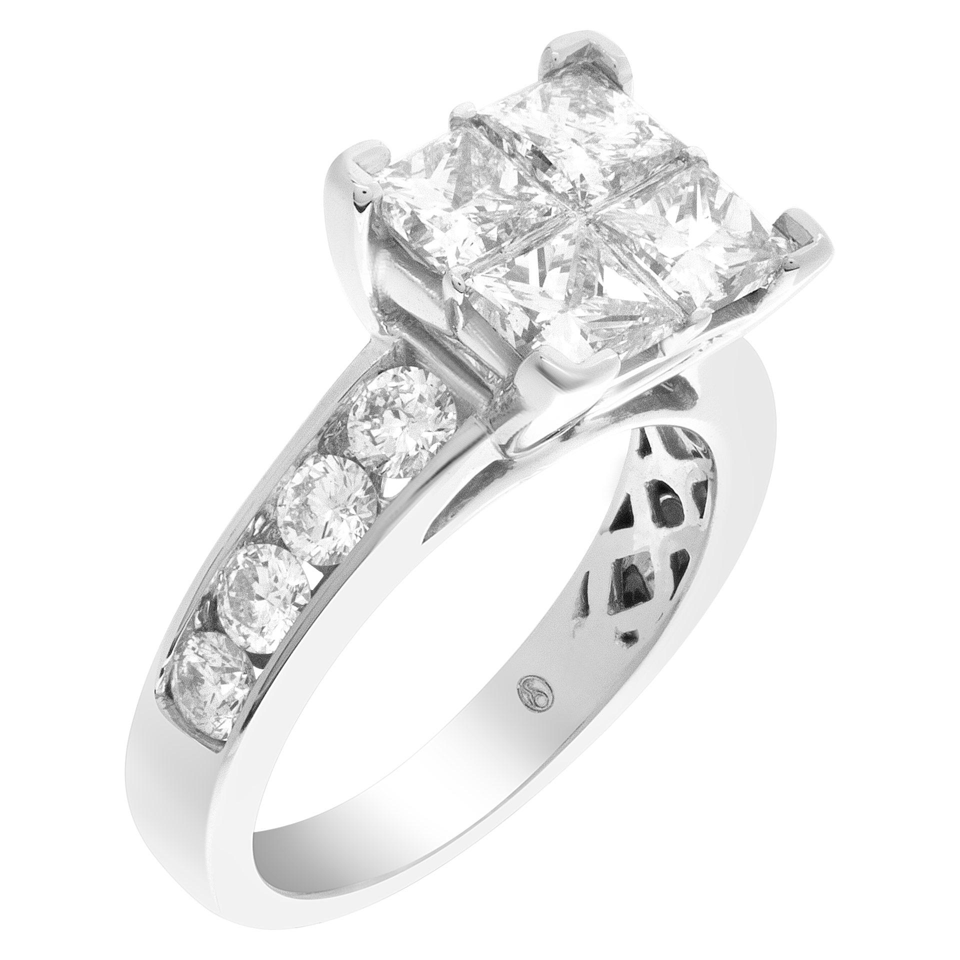 Anillo de compromiso de diamantes con aproximadamente 1,00 quilates en diamantes engastados en oro blanco de 14k. Color H-I, claridad VS-SI. Talla 4,75.  Este anillo de diamantes es actualmente de la talla 4,75 y algunos artículos pueden aumentarse
