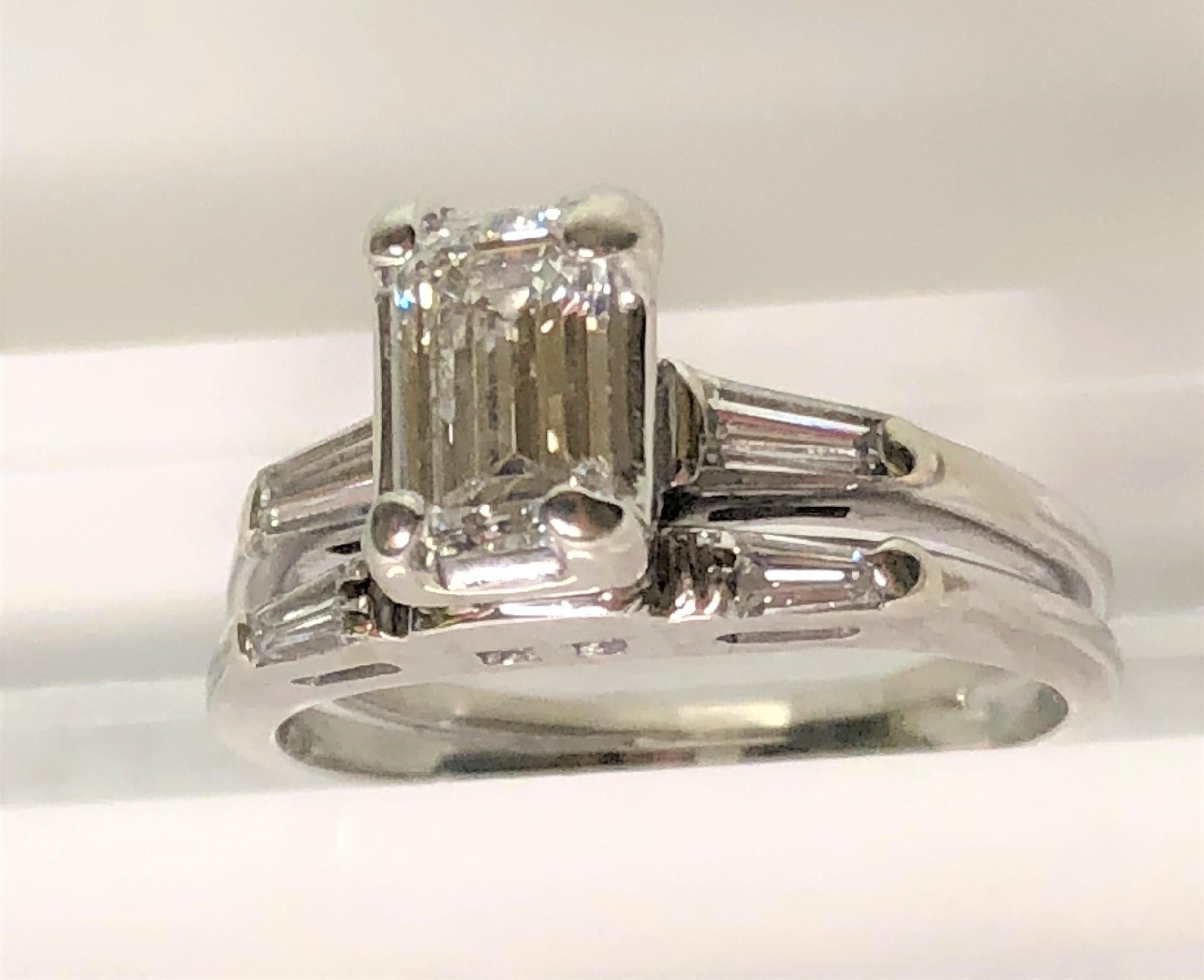 La bague de fiançailles et le bracelet sont soudés ensemble.
Engagement  Anneau :
   Or blanc 14 carats
   Diamant central de taille émeraude de couleur H-I, pureté VS,  environ .75tdw.
   2 diamants baguettes effilés de couleur H-I, pureté VS,