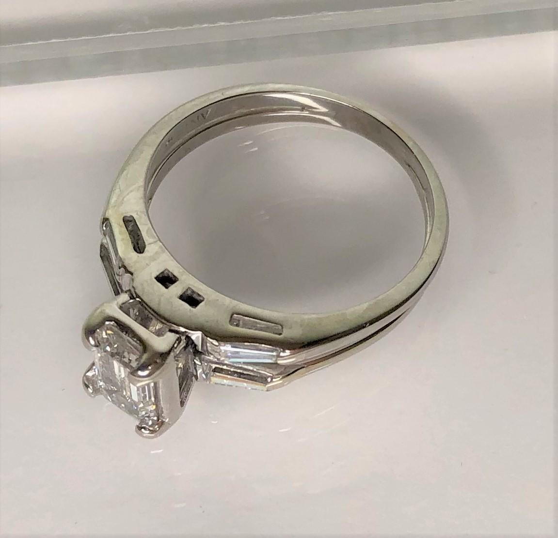 Taille émeraude Bague de fiançailles et de mariage diamant en vente