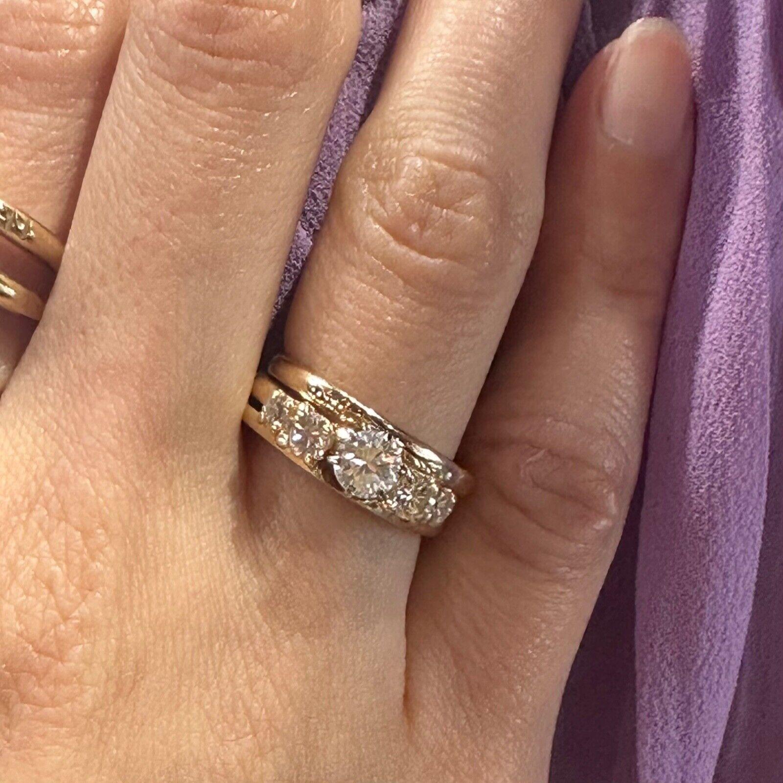 Taille brillant Bague de fiançailles et de mariage en or jaune 14 carats sertie de diamants en vente