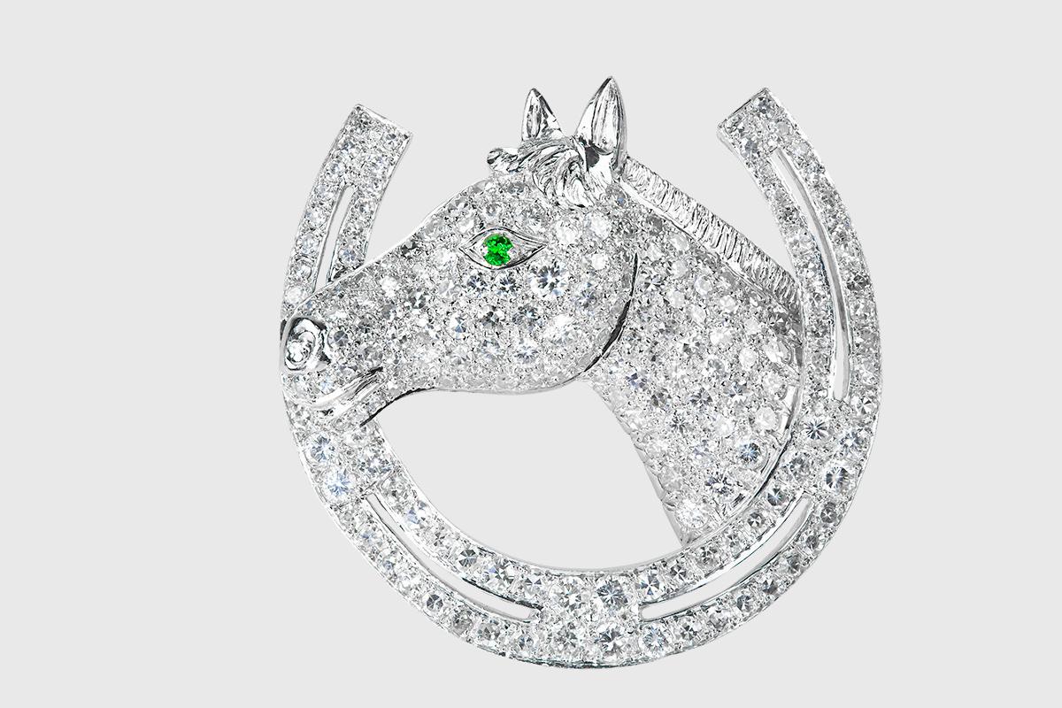 Diamond Equestrian Brooch of Horses Head & Horse Shoe in Platinum, English, 1963 In Good Condition For Sale In London, GB