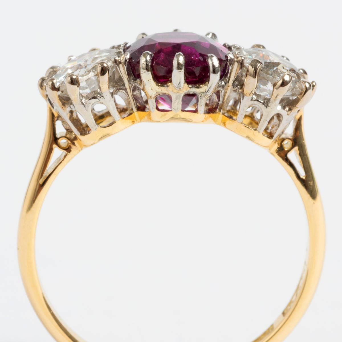 Diamant (est 1ct) & Rubin (est 2,23ct) Dreisteinring, i/si3, 18K Gelbgold. (Gemischter Schliff) im Angebot