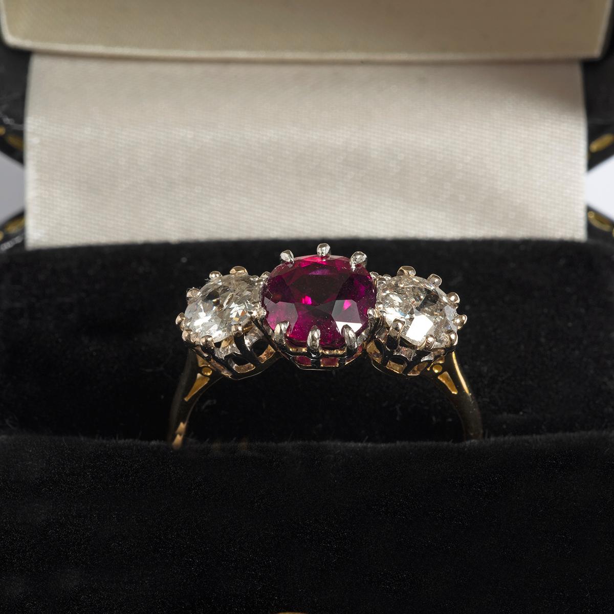 Mixed Cut Diamond (est 1ct) & Ruby (est 2.23ct) Three Stone Ring, i/si3, 18K Yellow Gold. For Sale