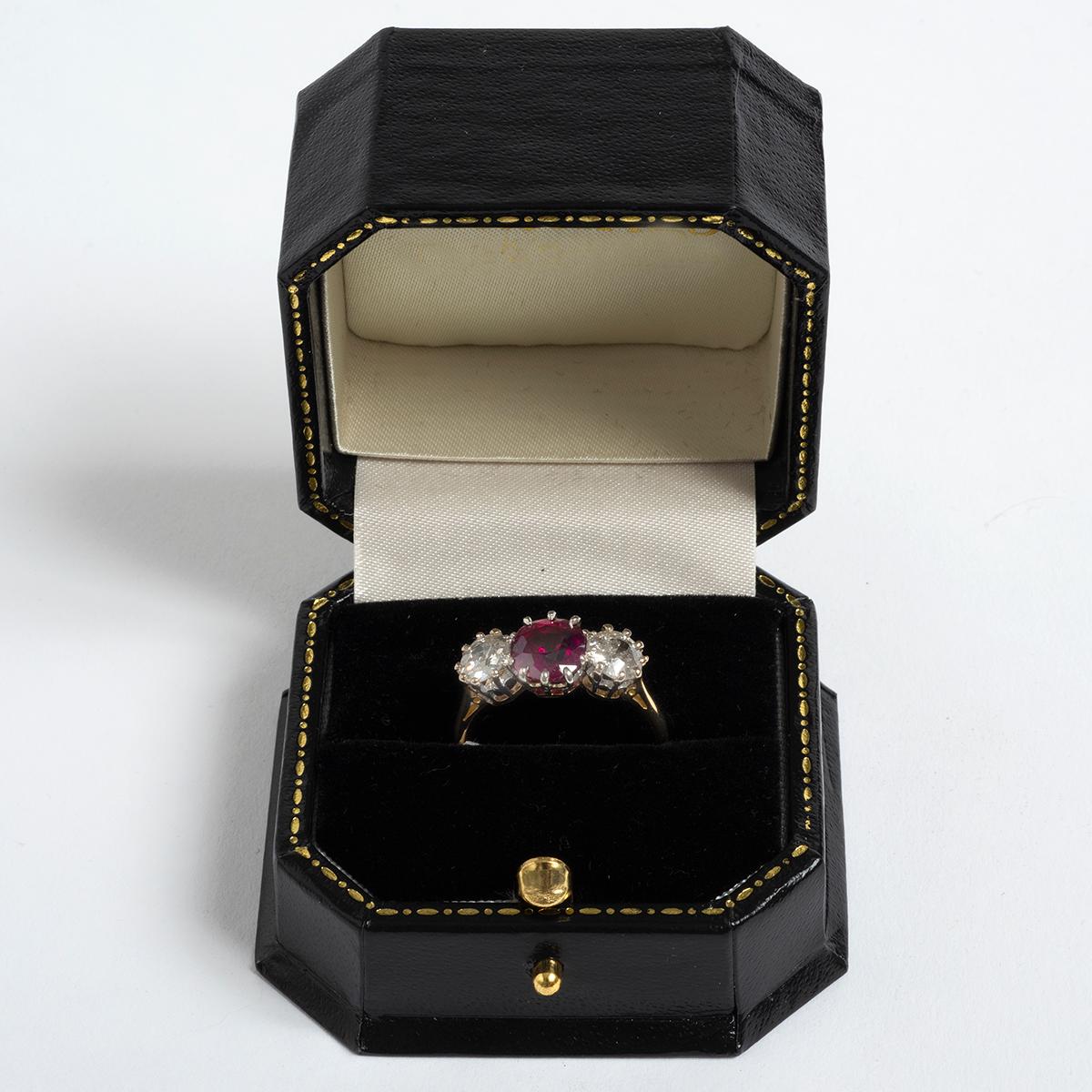 Diamond (est 1ct) & Ruby (est 2.23ct) Three Stone Ring, i/si3, 18K Yellow Gold. In Excellent Condition For Sale In Canterbury, GB