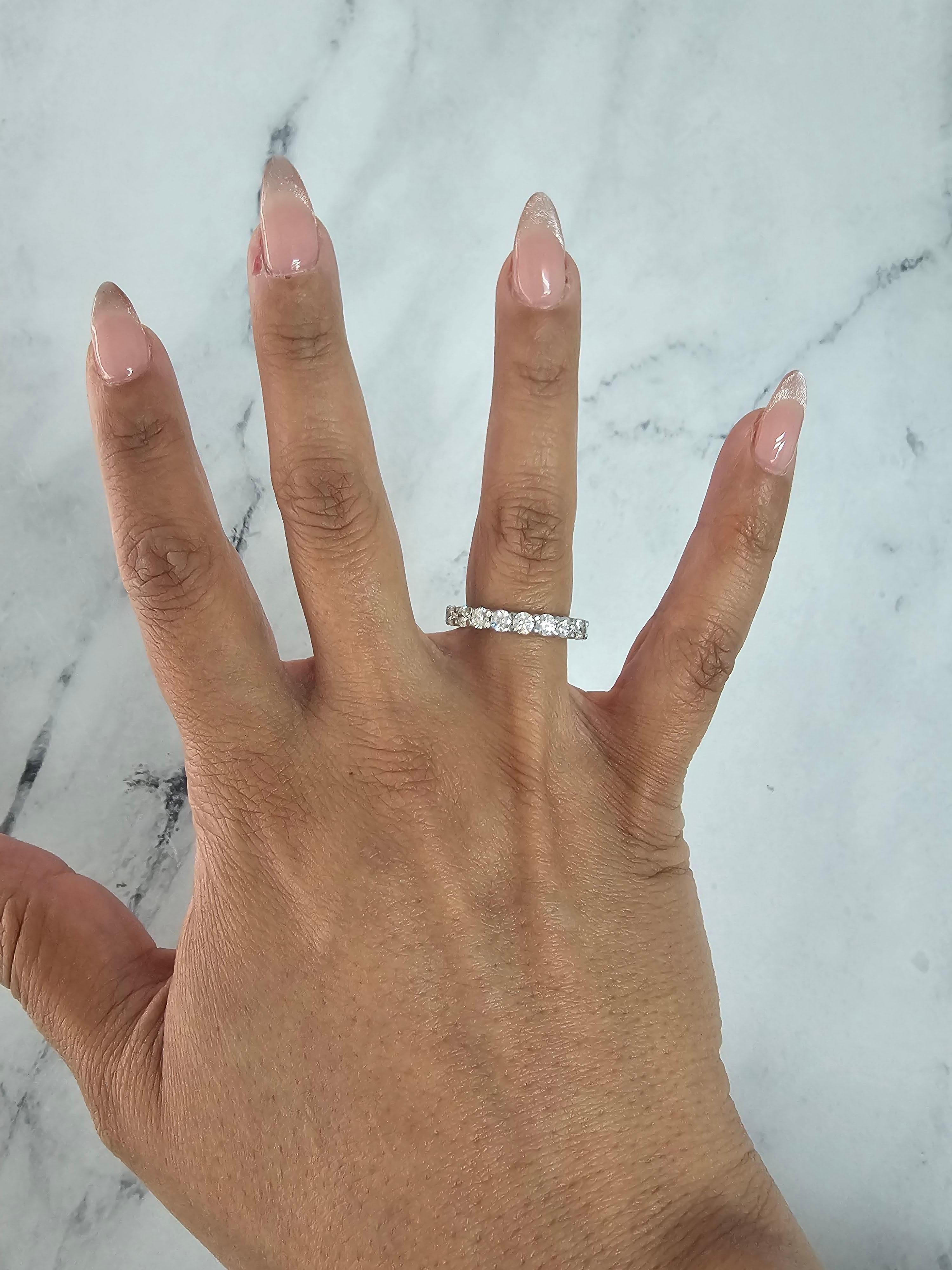 ♥ Sommaire du produit ♥

Pierre principale : Diamant
Approx. Poids en carats : 3.15cttw
Couleur du diamant : G/H
Clarté du diamant : SI1/SI2
Taille de la pierre : Rond 
MATERIAL : Or blanc 14k
Largeur : 3.5 mm
Poids : 5 grammes
Taille :