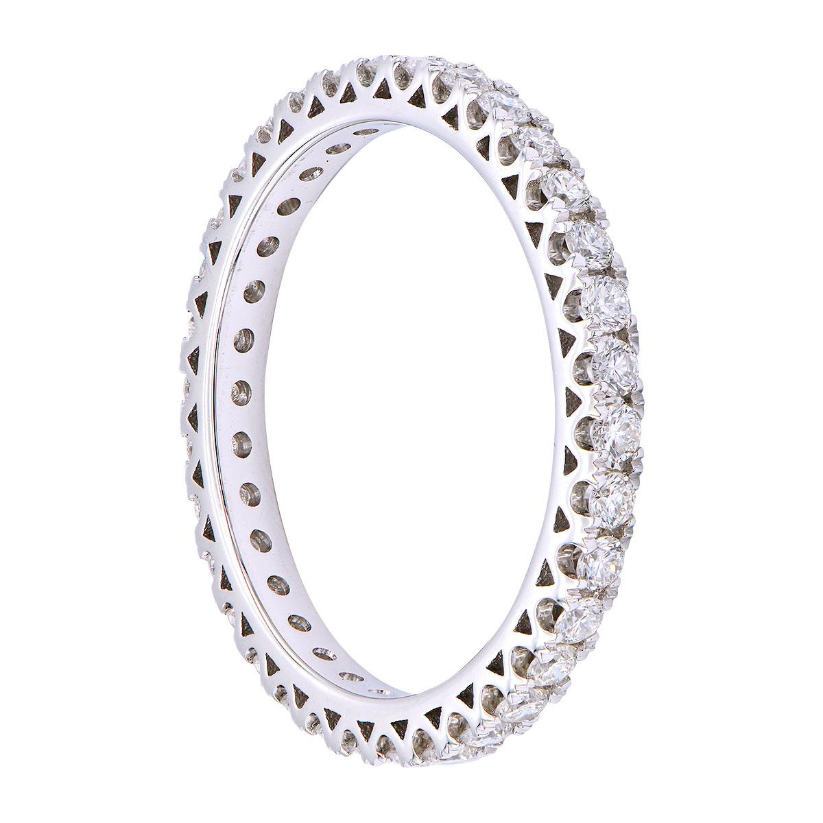 Questa splendida fascia per l'eternità con diamanti ha 35 diamanti rotondi VS2, colore G per un totale di 0,64 carati. Sono incastonati in 1,8 grammi di oro bianco da 18 carati. Le punte d'oro aggiungono un bellissimo dettaglio ai lati e hanno una