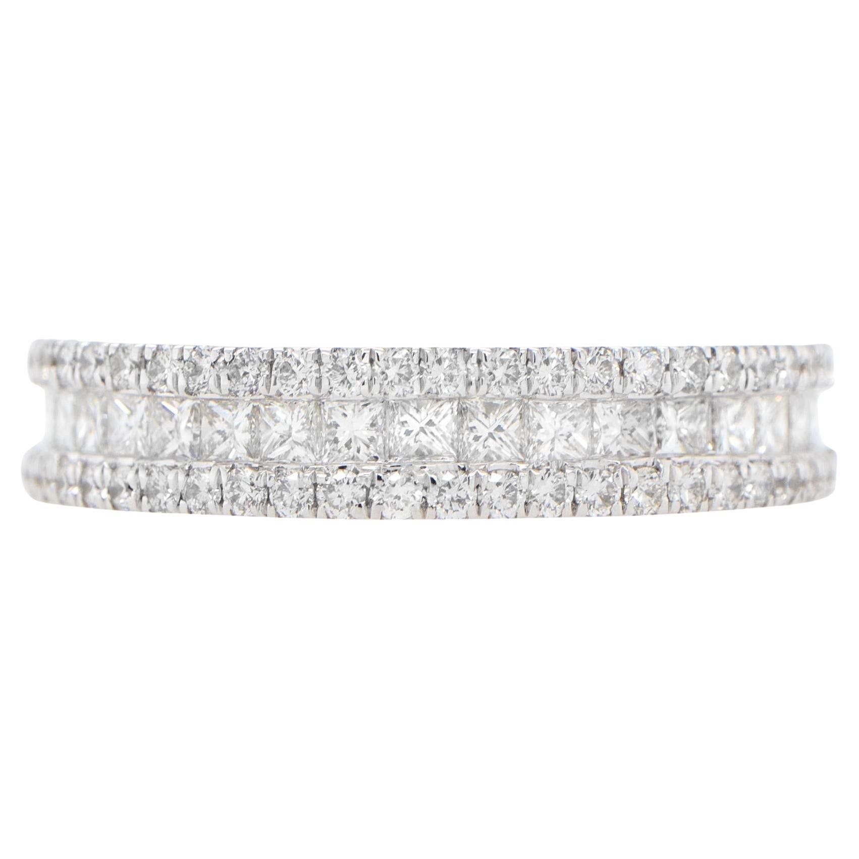 Bague d'éternité en or blanc 18 carats avec diamants de 2,77 carats en vente