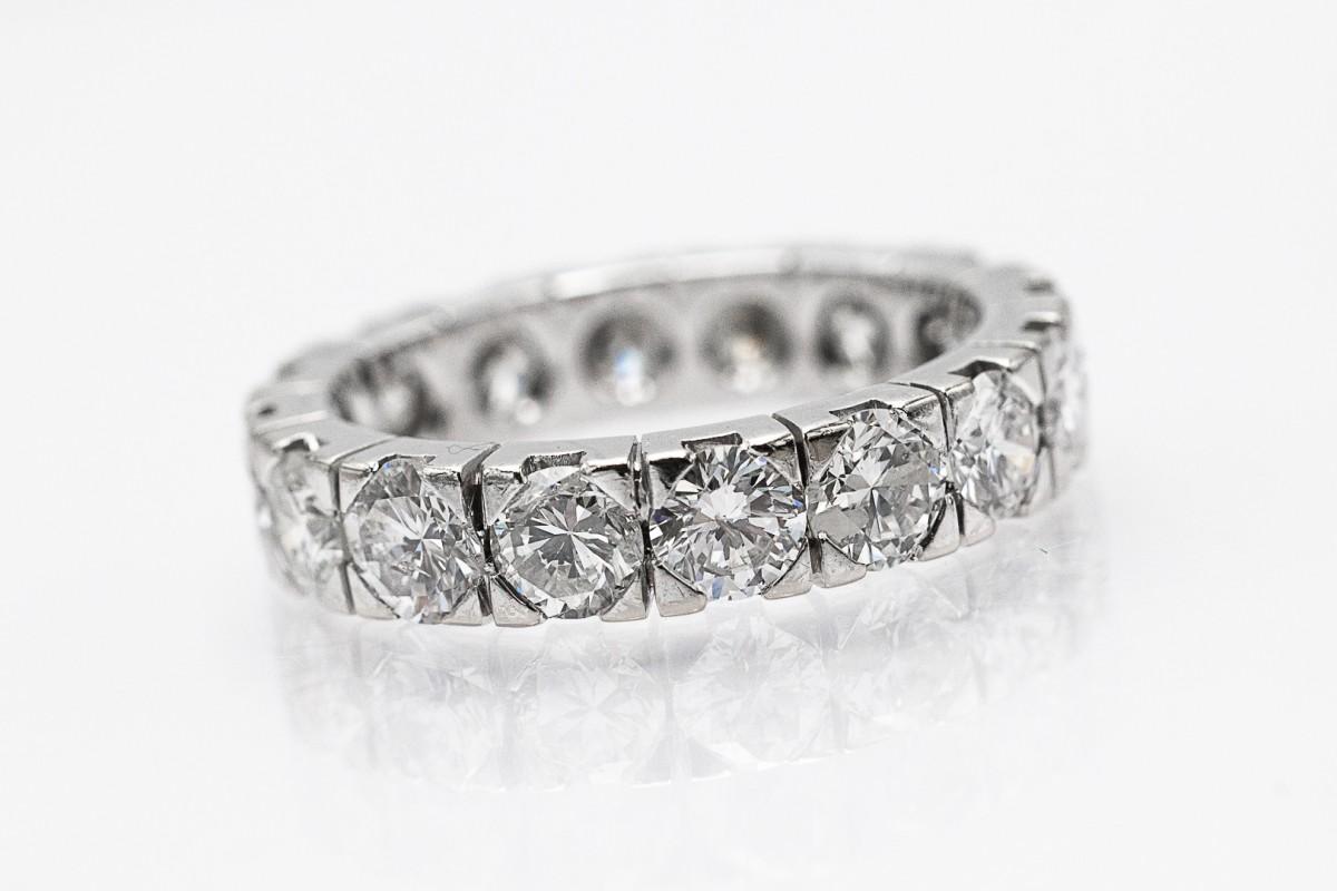 Anello eternità con diamante, con 16 diamanti incastonati per un peso totale di 4,80 carati

Un anello unico realizzato in oro bianco da 18 carati (finezza 0,750)

Origine: Europa occidentale, prodotto contemporaneo (2010-2020)

L'anello è decorato
