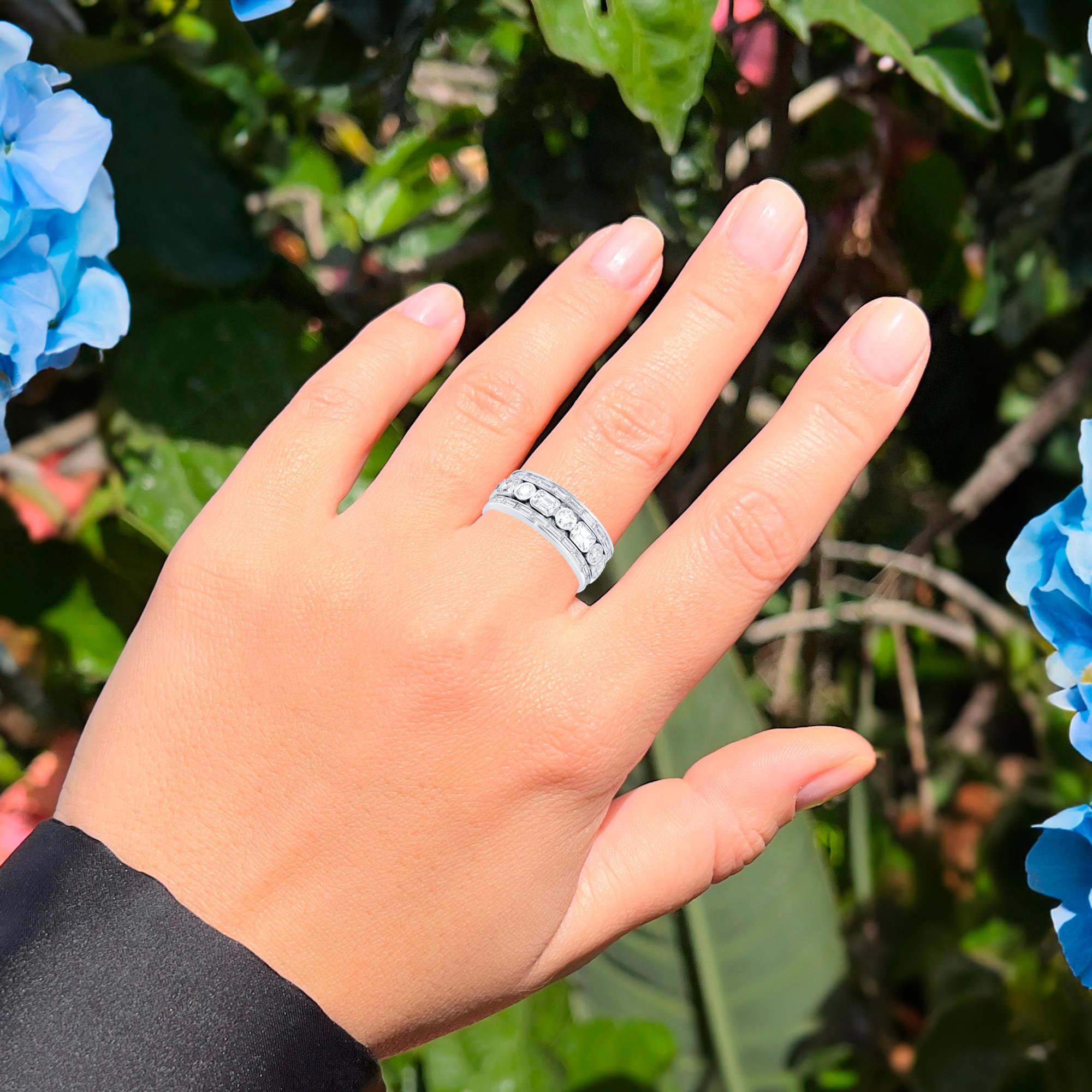 Contemporain Bague d'éternité en or blanc 18 carats avec diamants, émeraudes rondes baguettes de 3,85 carats en vente