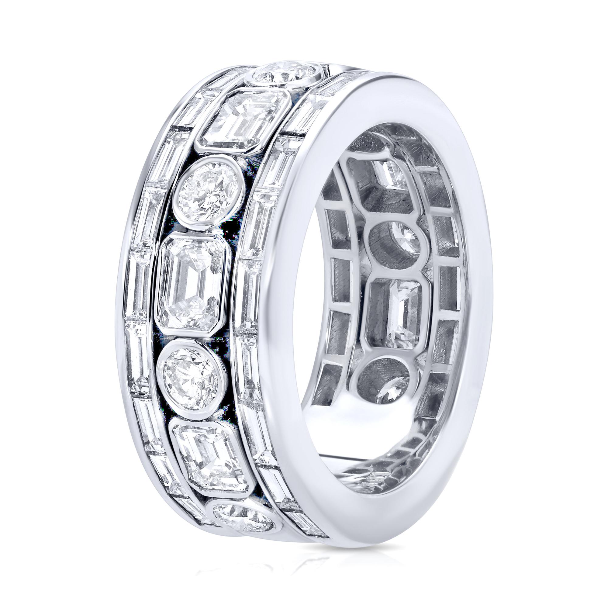 Bague d'éternité en or blanc 18 carats avec diamants, émeraudes rondes baguettes de 3,85 carats Excellent état - En vente à Aliso Viejo, CA