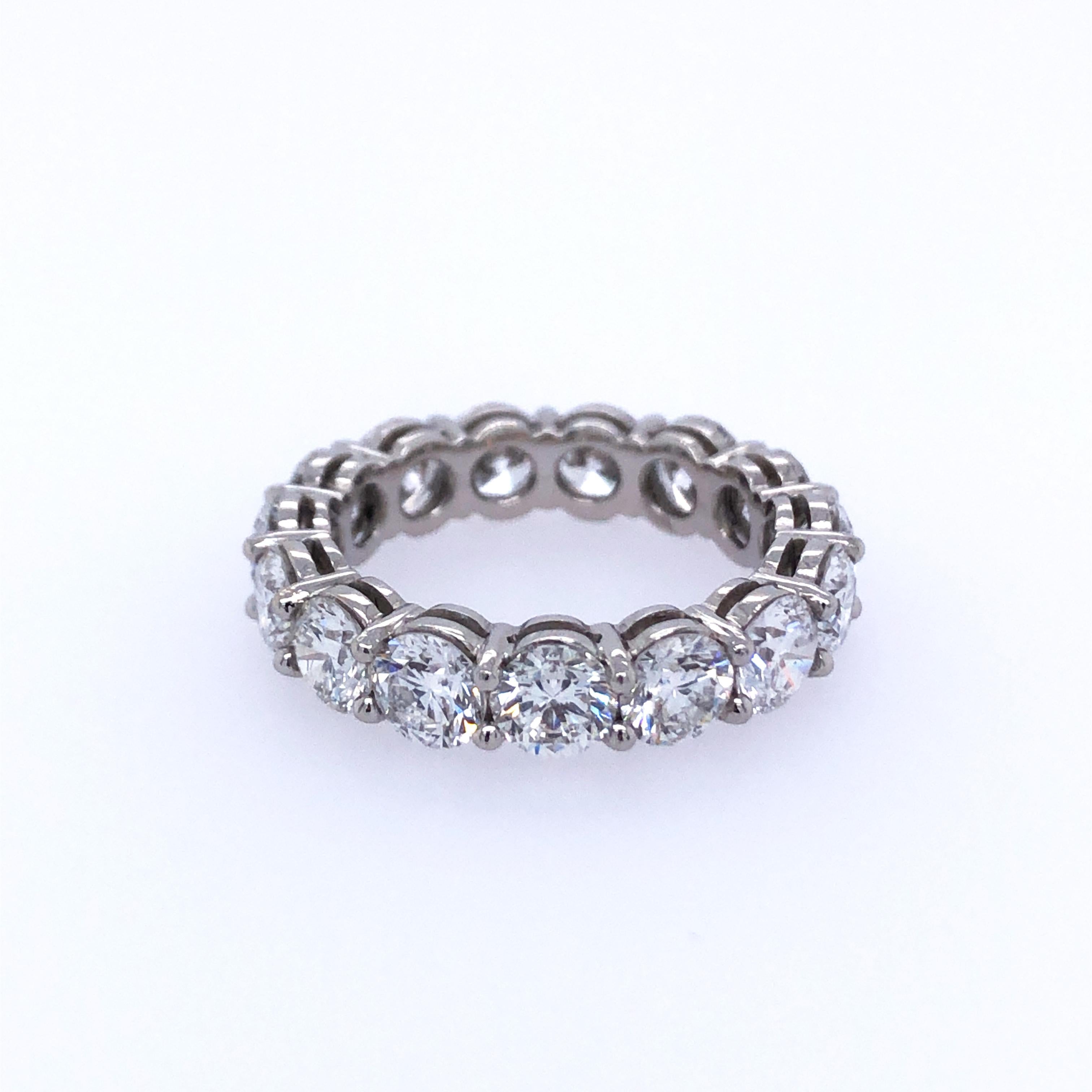 Of 15 round brilliant-cut diamonds
Platinum Ring size 4 ½; Gross weight 5.0 g 3.2 dwts