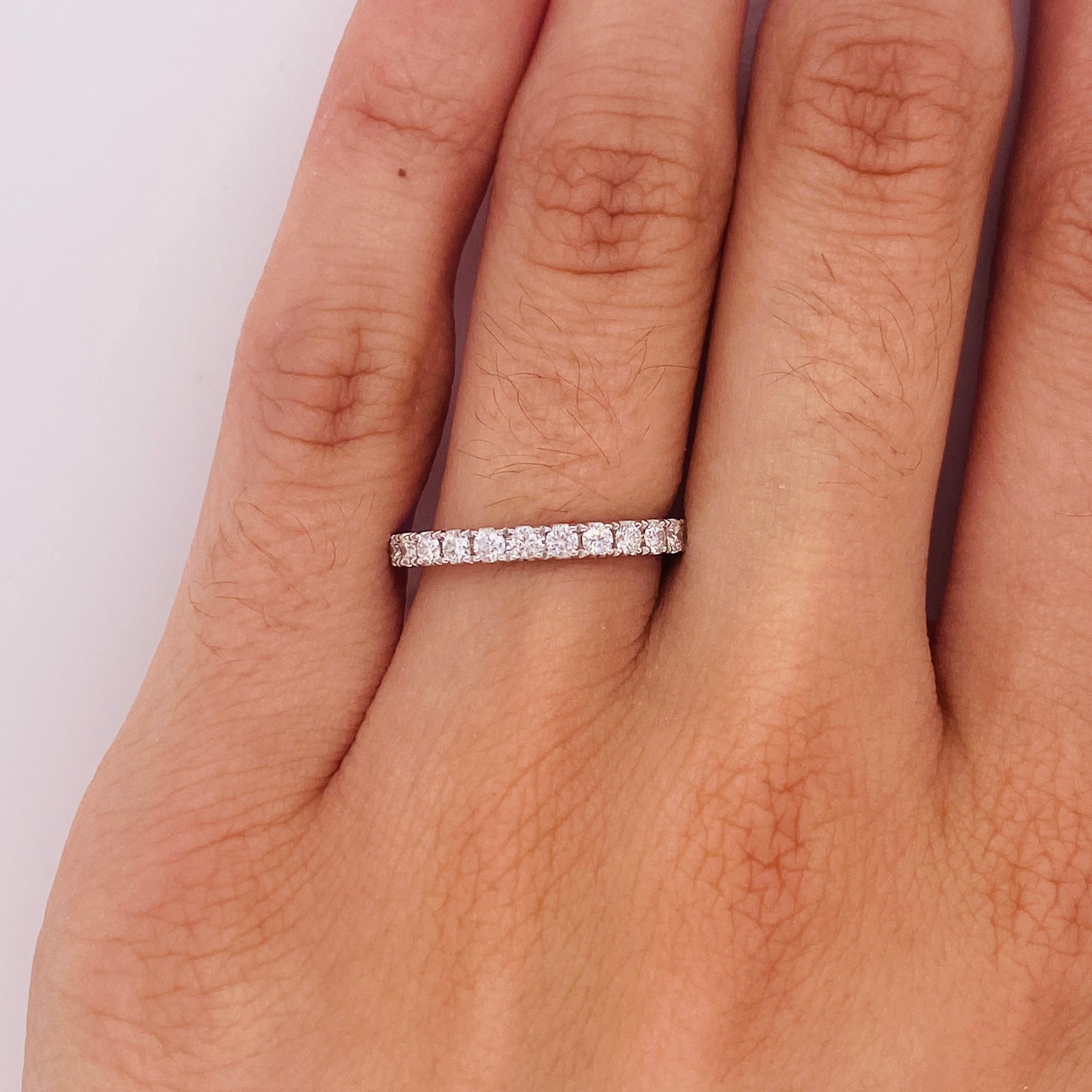 Im Angebot: Diamant-Eternity-Ring aus 18 Karat Weißgold mit 3/4 Karat .78 Karat Diamant () 4