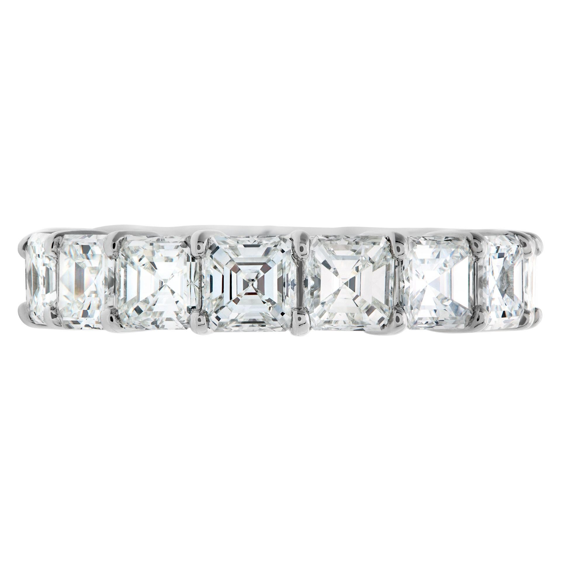 Ewiges Diamantband mit 16 Diamanten im Asscher-Schliff von durchschnittlich je 0,28 Karat und einem Gesamtgewicht von ca. 4,62 Karat in Diamanten der Farbe F-G und der Reinheit VS, alle in Platin gefasst. Größe 4,25.
