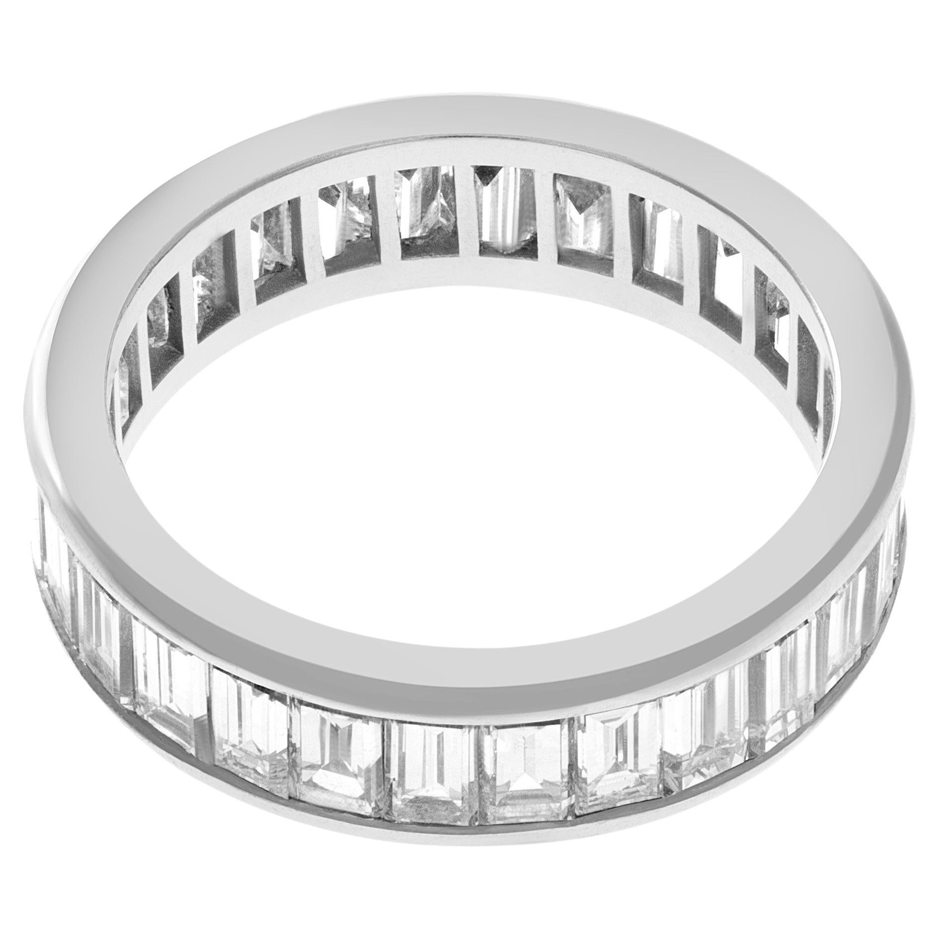 Diamant-Eternity-Ring mit Diamanten im Baguetteschliff, gefasst in Platin, Tcw 5,50 Karat im Angebot