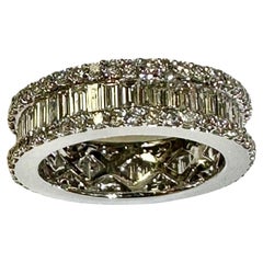 Bracelet éternel en diamant avec diamants baguettes et ronds  2.70 CT T.W. 18K W. G.