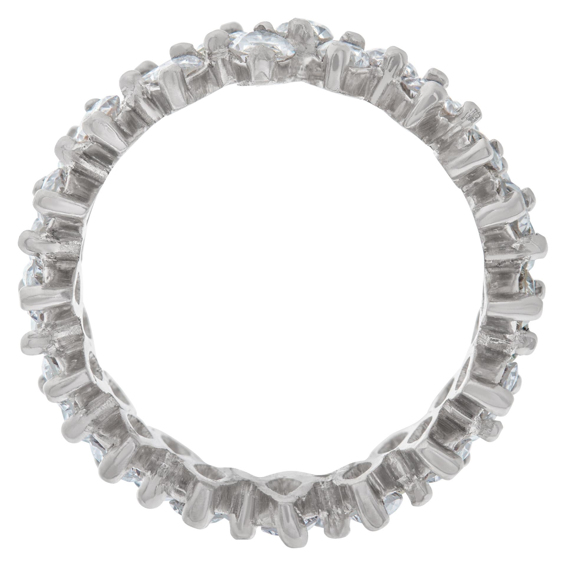 Anillo de eternidad de diamantes con diamantes talla marquesa engastados en platino, 4,0 quilates Tcw en Excelente estado para la venta en Surfside, FL