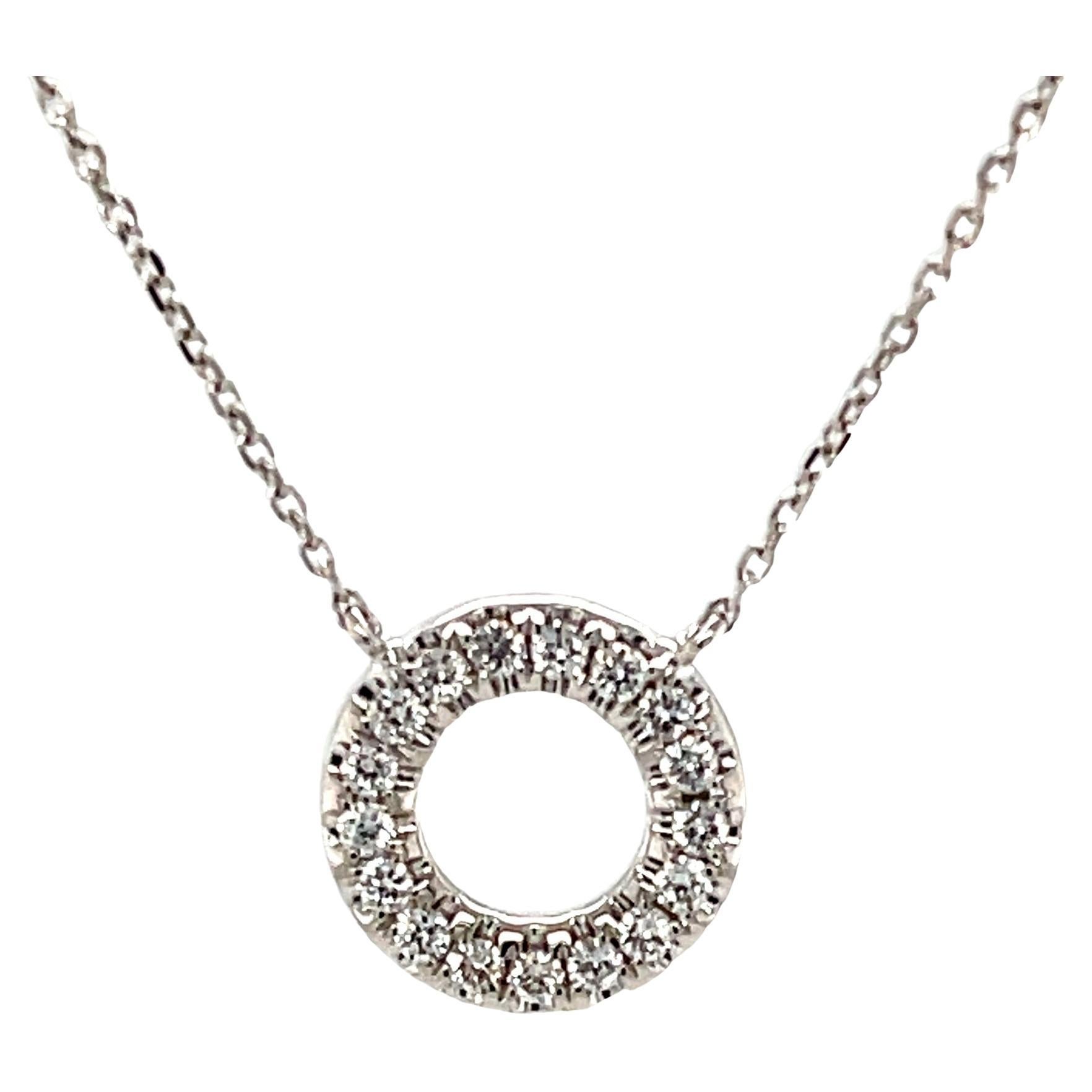 Questa deliziosa collana con diamanti e oro è perfetta sia per l'uso quotidiano che per le occasioni speciali! Poco più di un quarto di carato di scintillanti diamanti taglio brillante sono incastonati in un cerchio in oro bianco 18 carati che