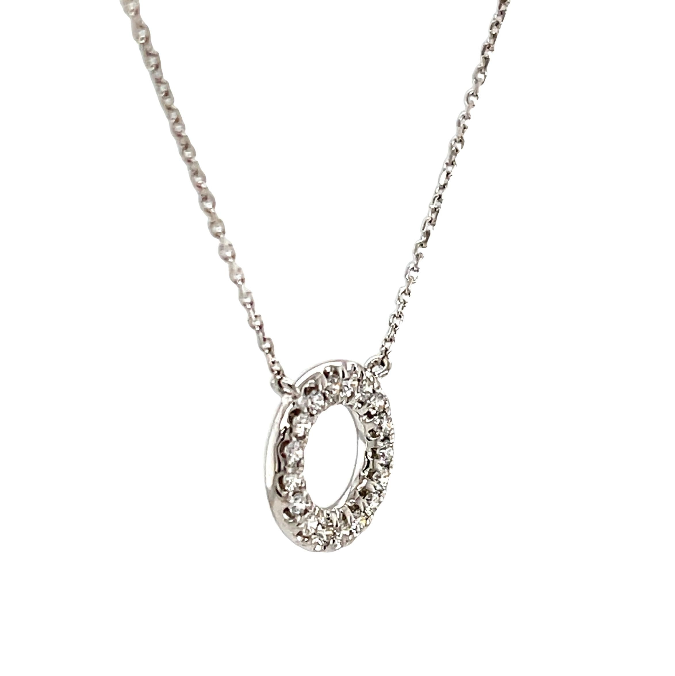 Taglio rotondo Collana con cerchio eternità di diamanti e oro bianco 18k, 0,26 carati totali in vendita