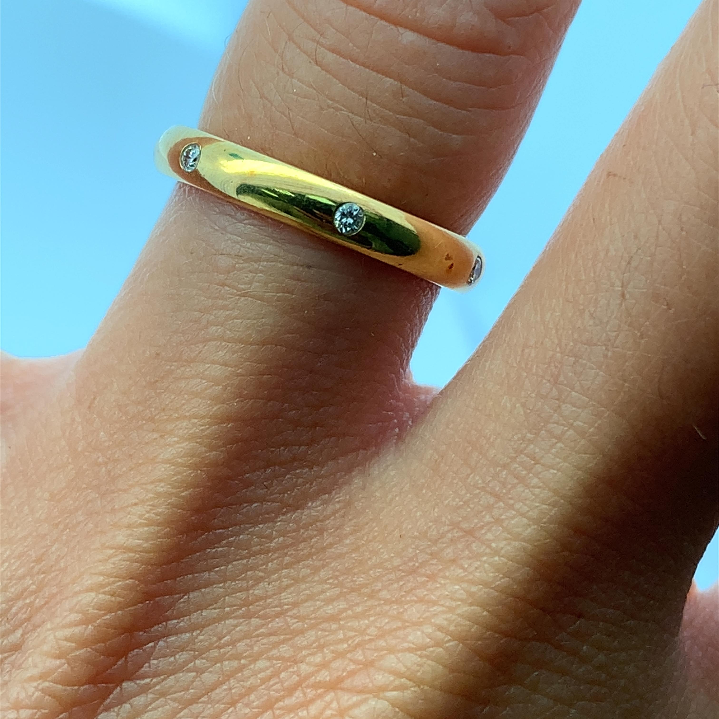 Erleben Sie zeitlose Eleganz mit diesem diamantbesetzten Ewigkeitsring aus 18 Karat Gelbgold. Mit bündig gefassten runden Diamanten im Brillantschliff, 6 Diamanten 0,30ct F VS, Breite 3mm, Gewicht 3g, bringt dieses raffinierte Band den natürlichen