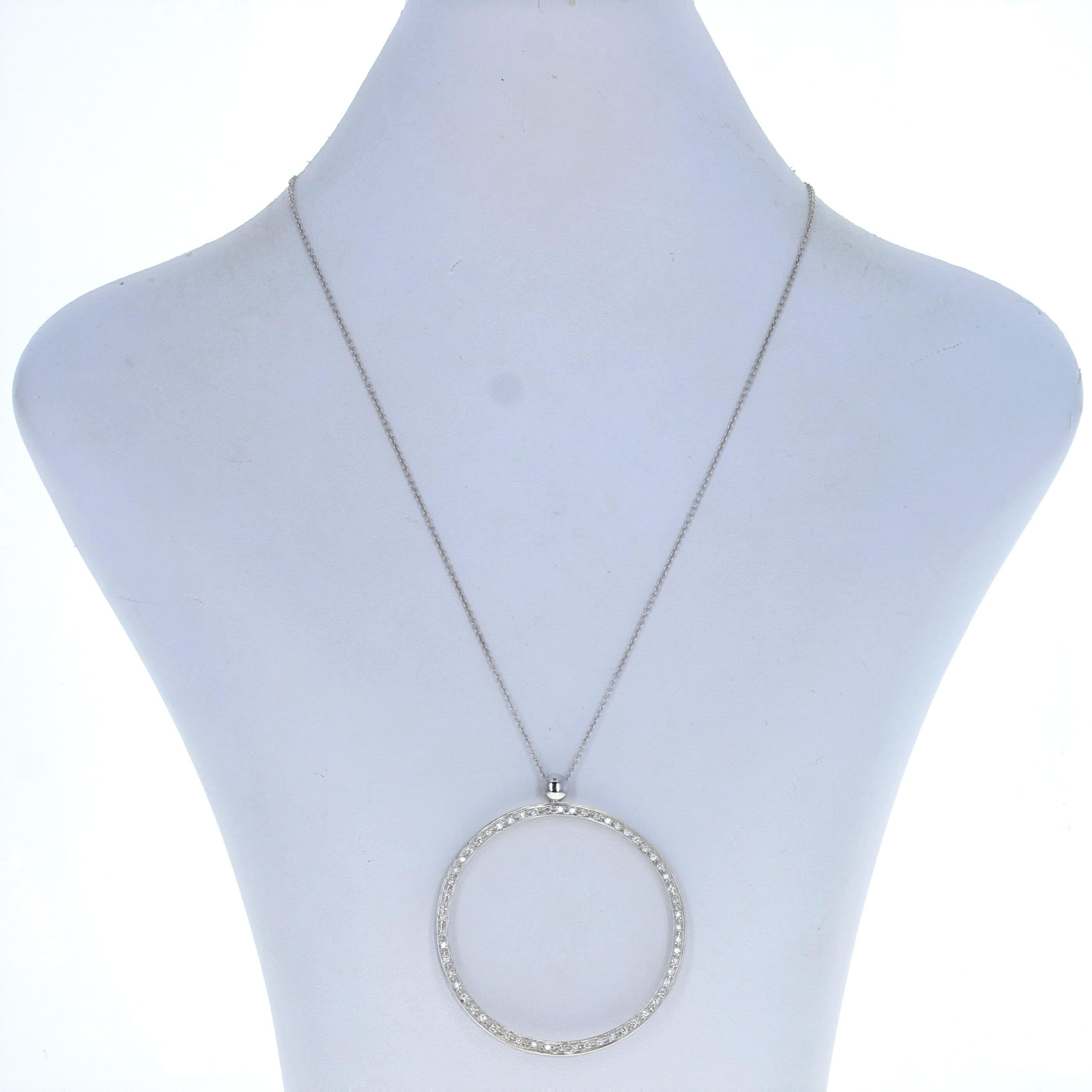 ¡Ponte glamuroso en oro! Maravillosamente elaborada en oro blanco de 18 quilates y resplandeciente con un brillante conjunto de diamantes blancos, esta pieza muestra un significativo colgante estilo eternidad suspendido de un clásico collar de