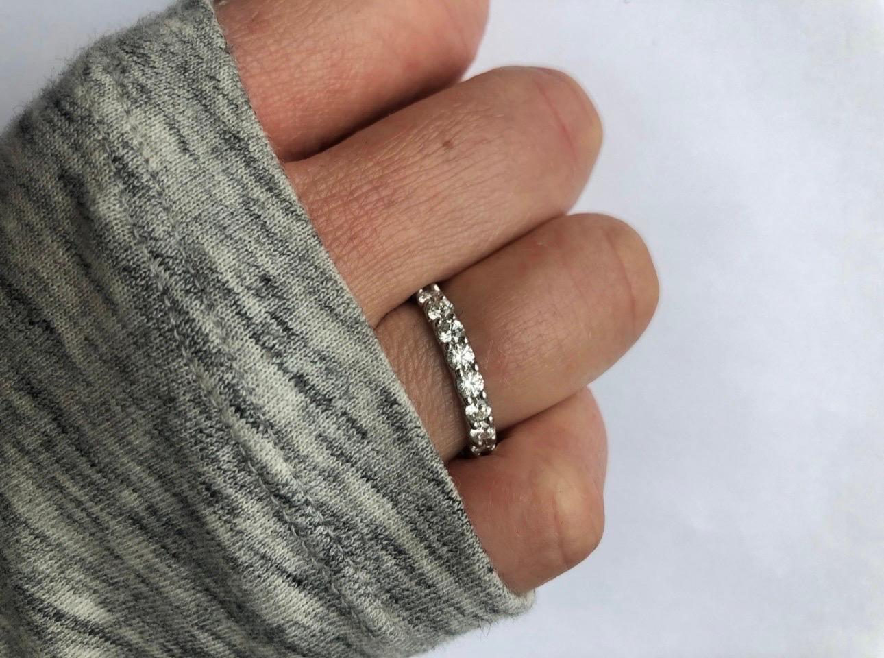 Lujo en cada rincón de este anillo, ¡es impresionante! La talla en U permite que los diamantes brillen por todos lados. El anillo está hecho en oro blanco de 18 quilates con diamantes finos de claridad VS y color F que suman 1,50 quilates.

¡El