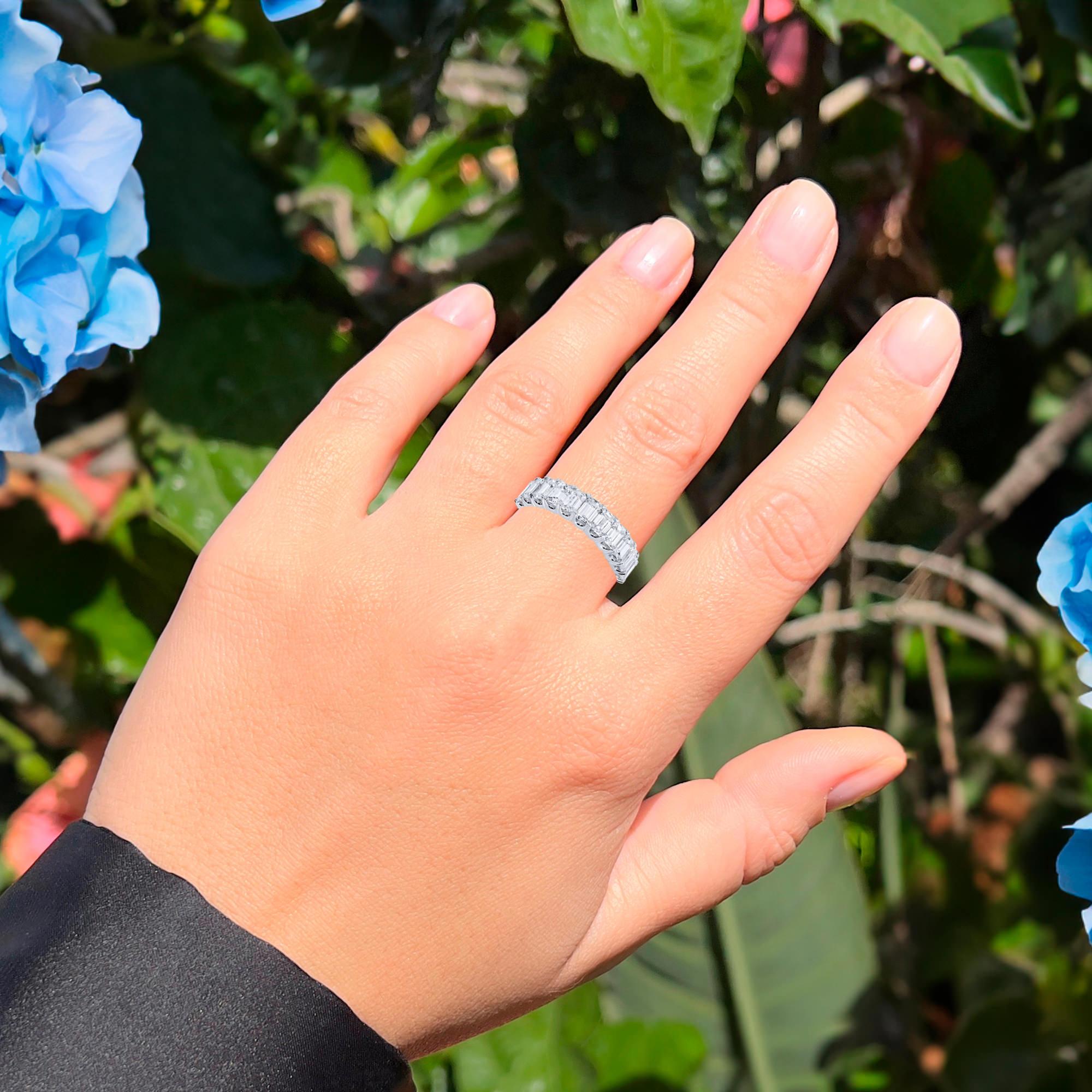 It comes with the Gemological Appraisal by GIA GG/AJP
All Gemstones are Natural
16 Emerald Cut Diamonds = 5.77 Carats
Metal: 18K White Gold