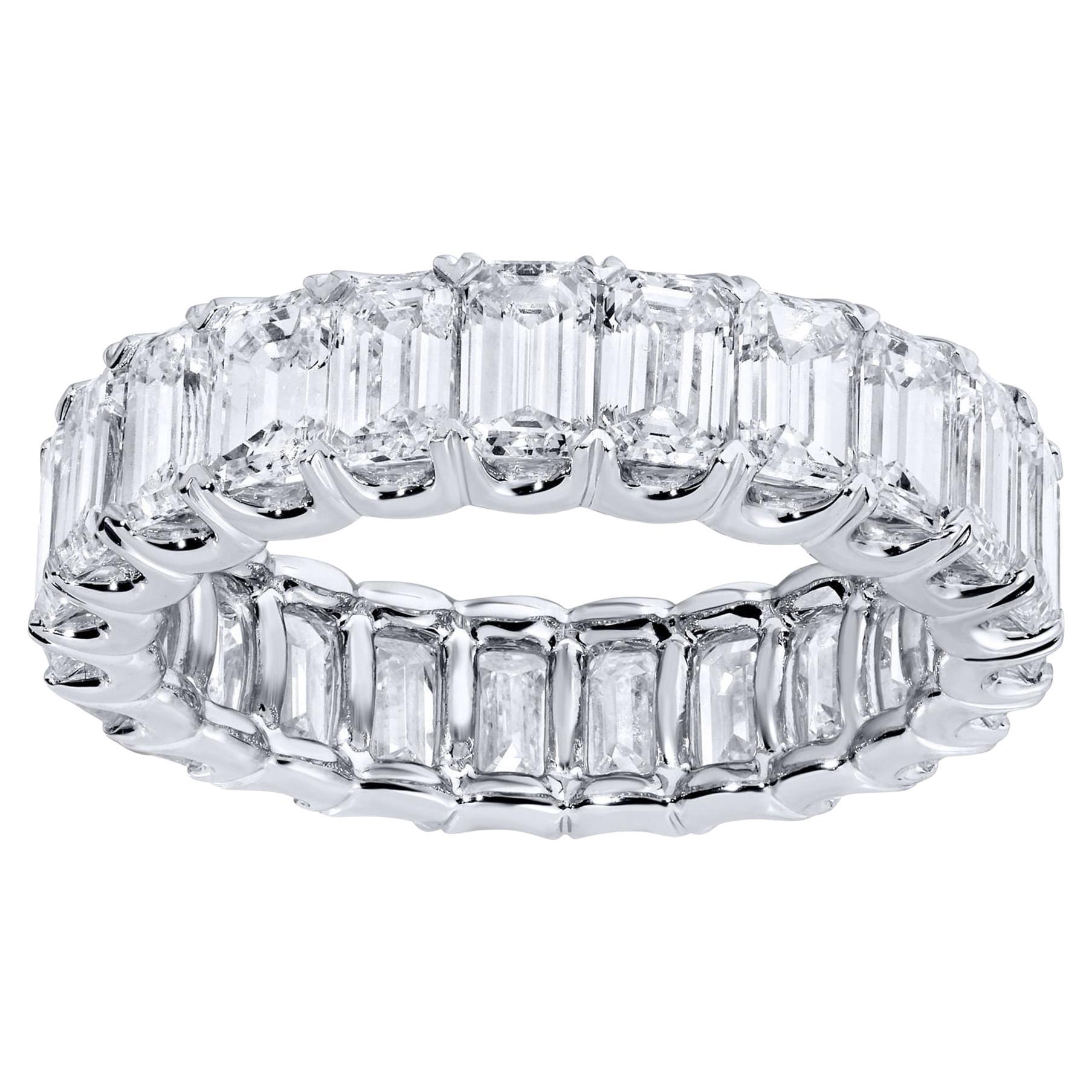 Bague d'éternité en or blanc 18 carats avec diamant taille émeraude de 5,7 carats au total en vente