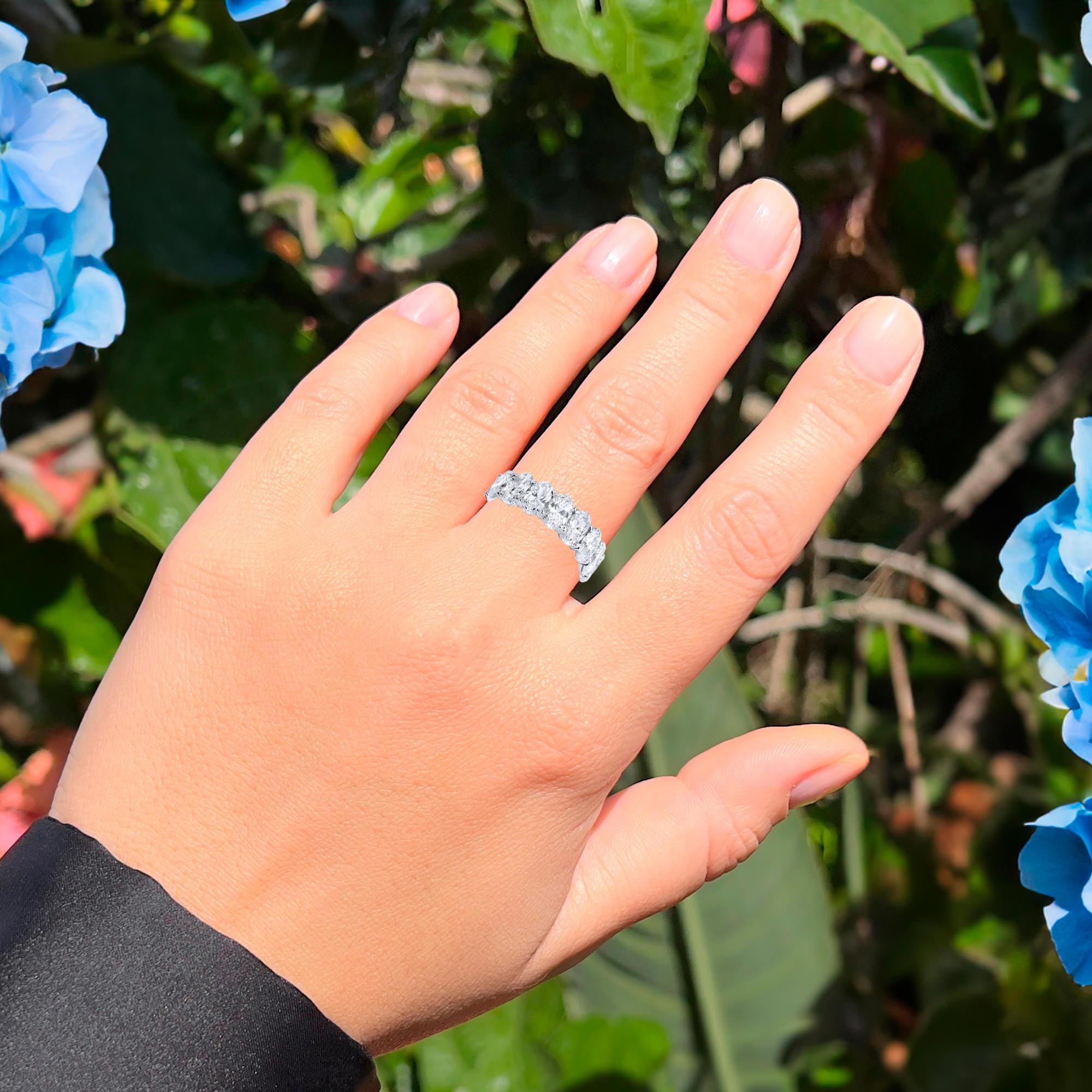 Il est accompagné d'une évaluation gemmologique par la GIA (GG/AJP).
Toutes les pierres précieuses sont naturelles
16 diamants de taille ovale = 8,57 carats
Métal : Or blanc 18K