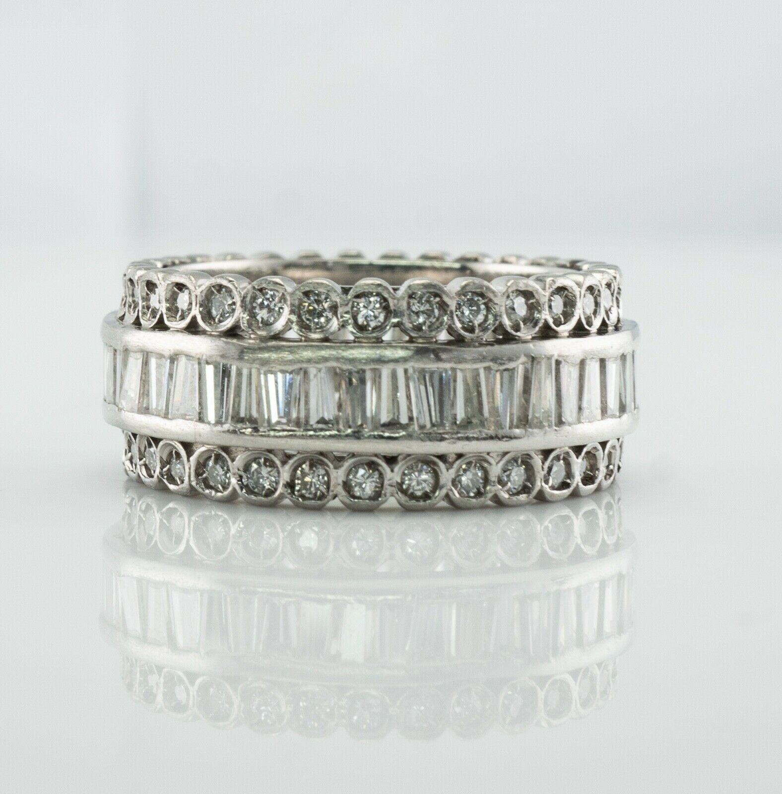 Dieser wunderschöne Vintage-Ring ist fein aus luxuriösem Platin gefertigt (sorgfältig geprüft und garantiert). Die kanalgefassten und rundgeschliffenen Diamanten gehen alle um das Band herum, kein Anfang, kein Ende. Center Diamanten sind VS2 - SI1