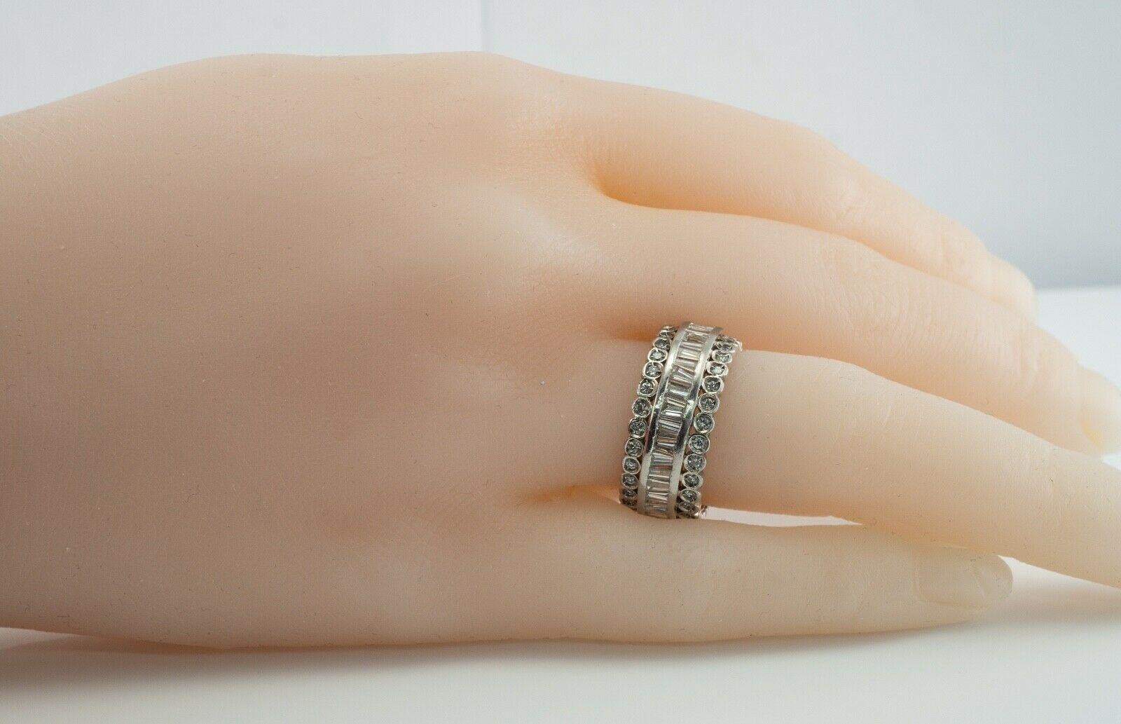 Diamant-Eternity-Ring aus Platin mit breitem Band 3,00 TDW im Zustand „Gut“ im Angebot in East Brunswick, NJ