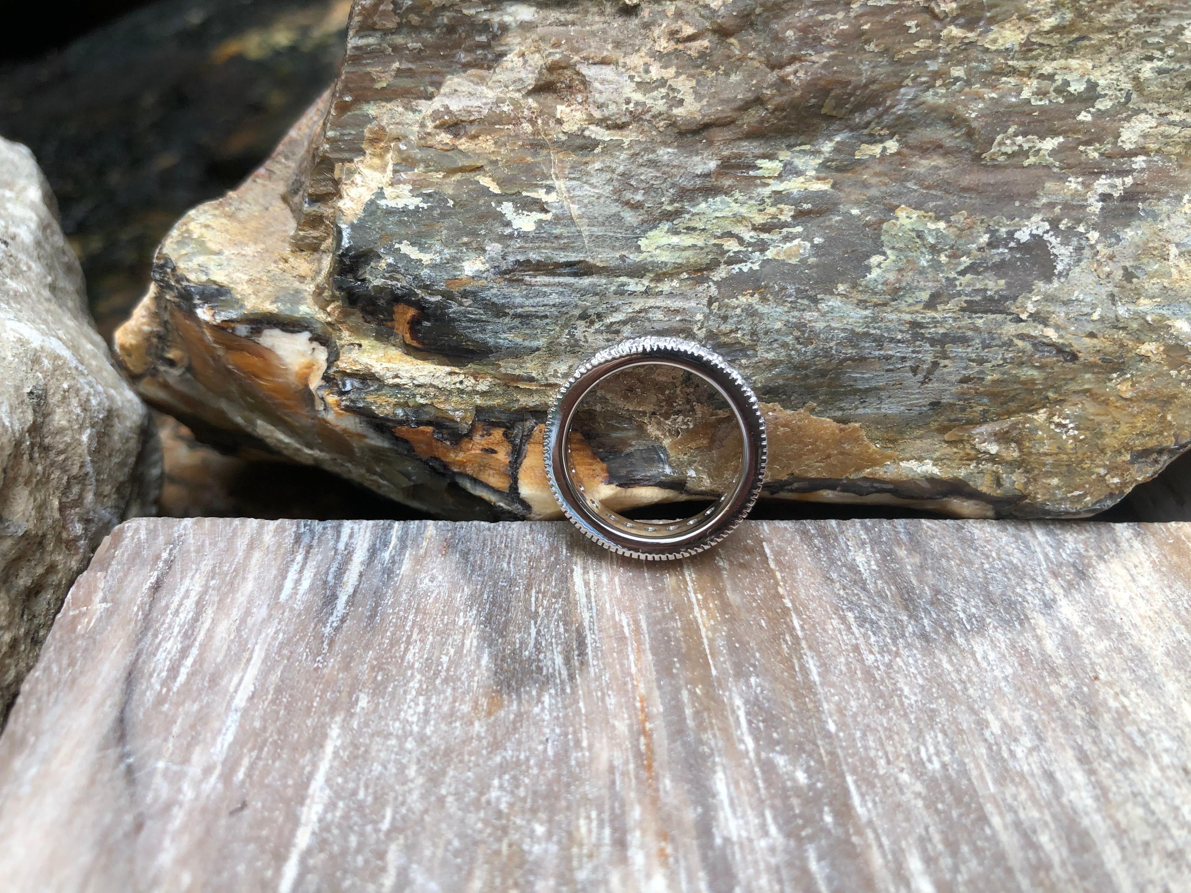 Anillo de Diamantes Eternidad engastado en Oro Blanco de 18 Kilates en venta 4