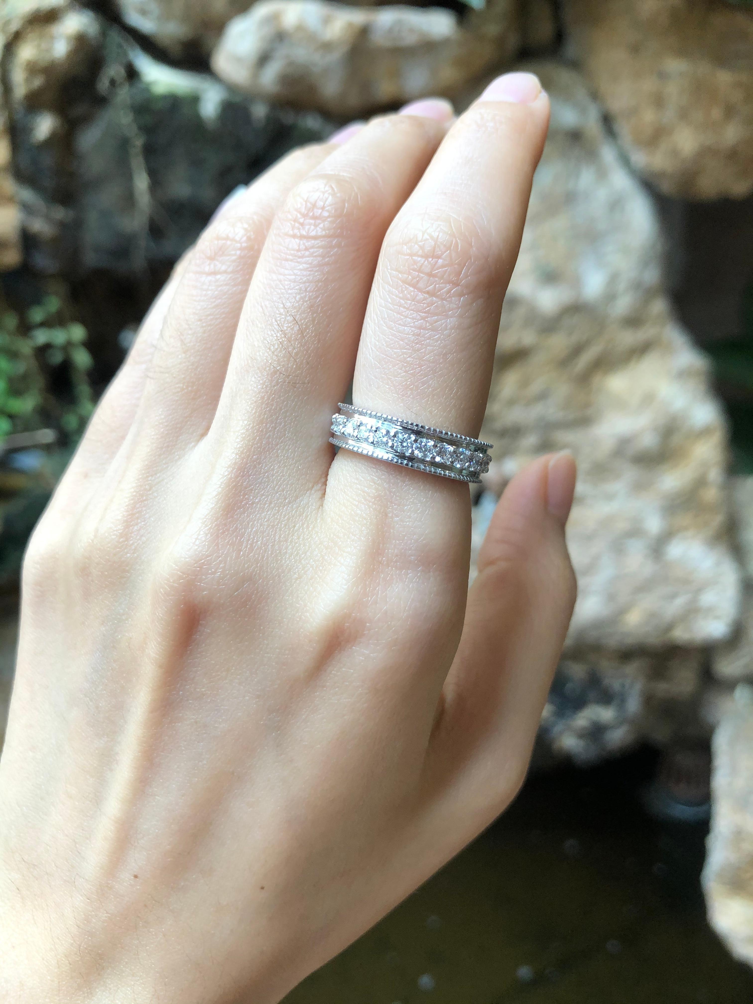 Anillo de eternidad de diamantes de 1,27 quilates engastados en oro blanco de 18 quilates

Diámetro:  1.7 cm 
Longitud: 0.5 cm
Tamaño del anillo: 52
Peso total: 7,93 gramos

