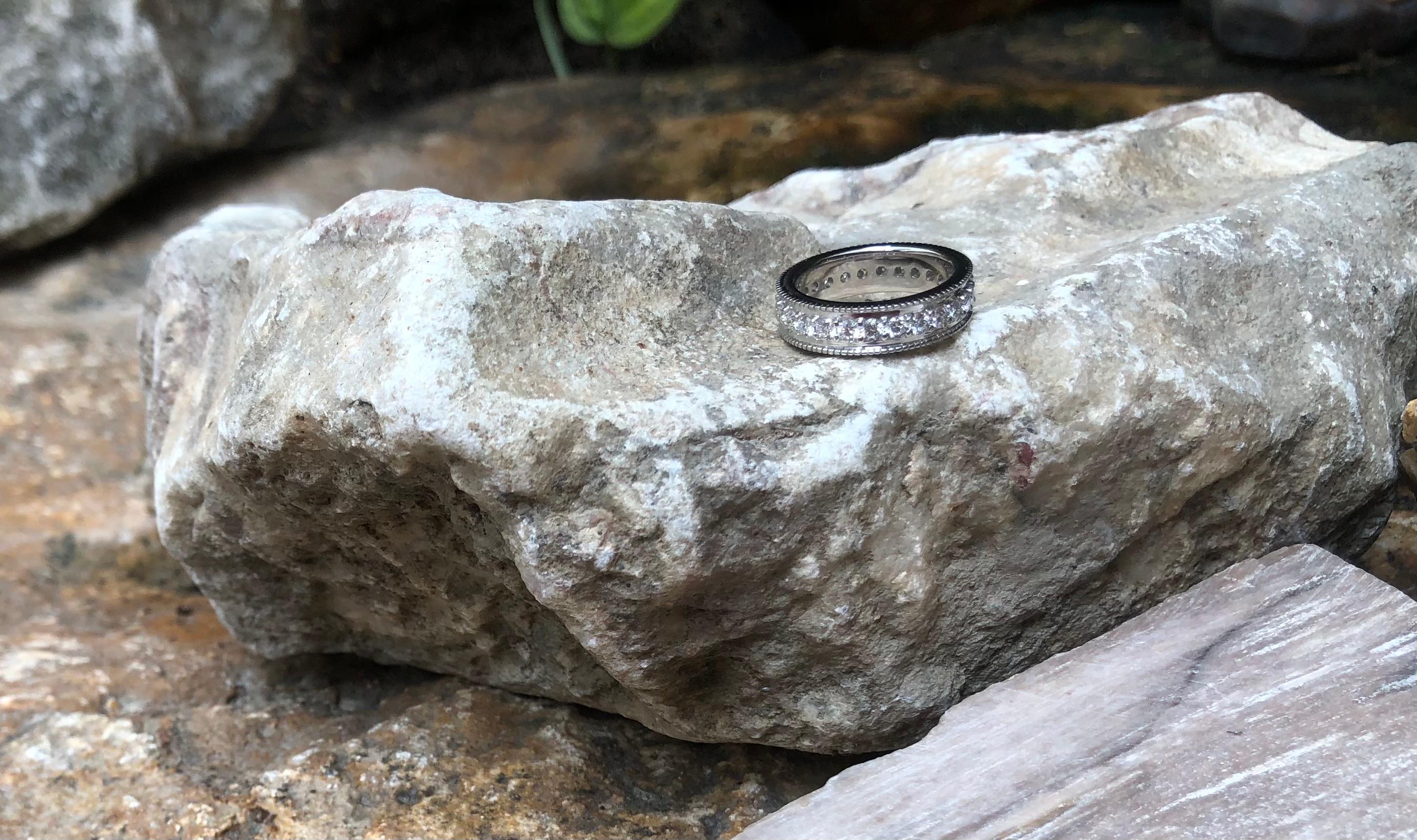 Anillo de Diamantes Eternidad engastado en Oro Blanco de 18 Kilates en venta 2