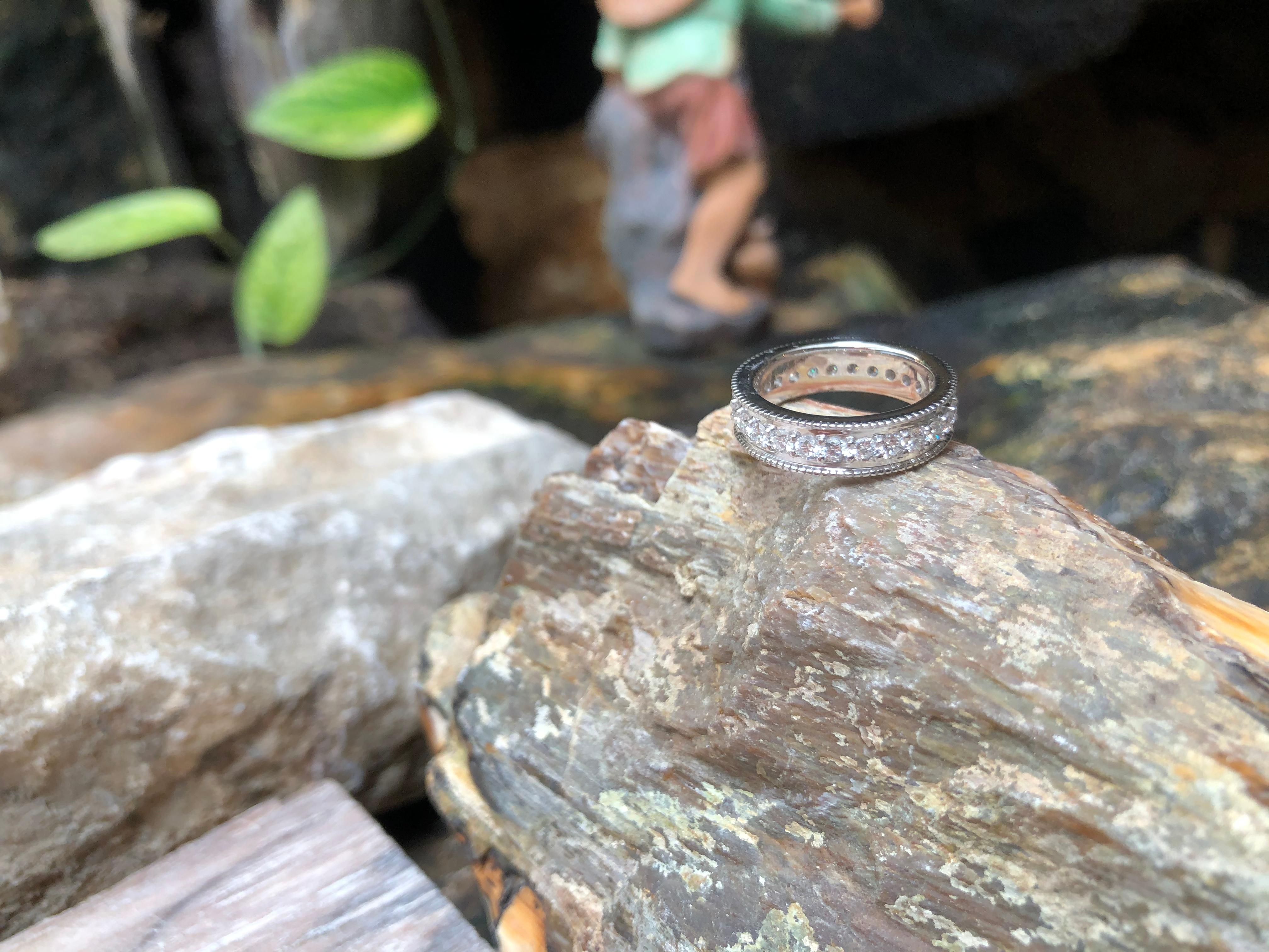 Anillo de Diamantes Eternidad engastado en Oro Blanco de 18 Kilates en venta 3