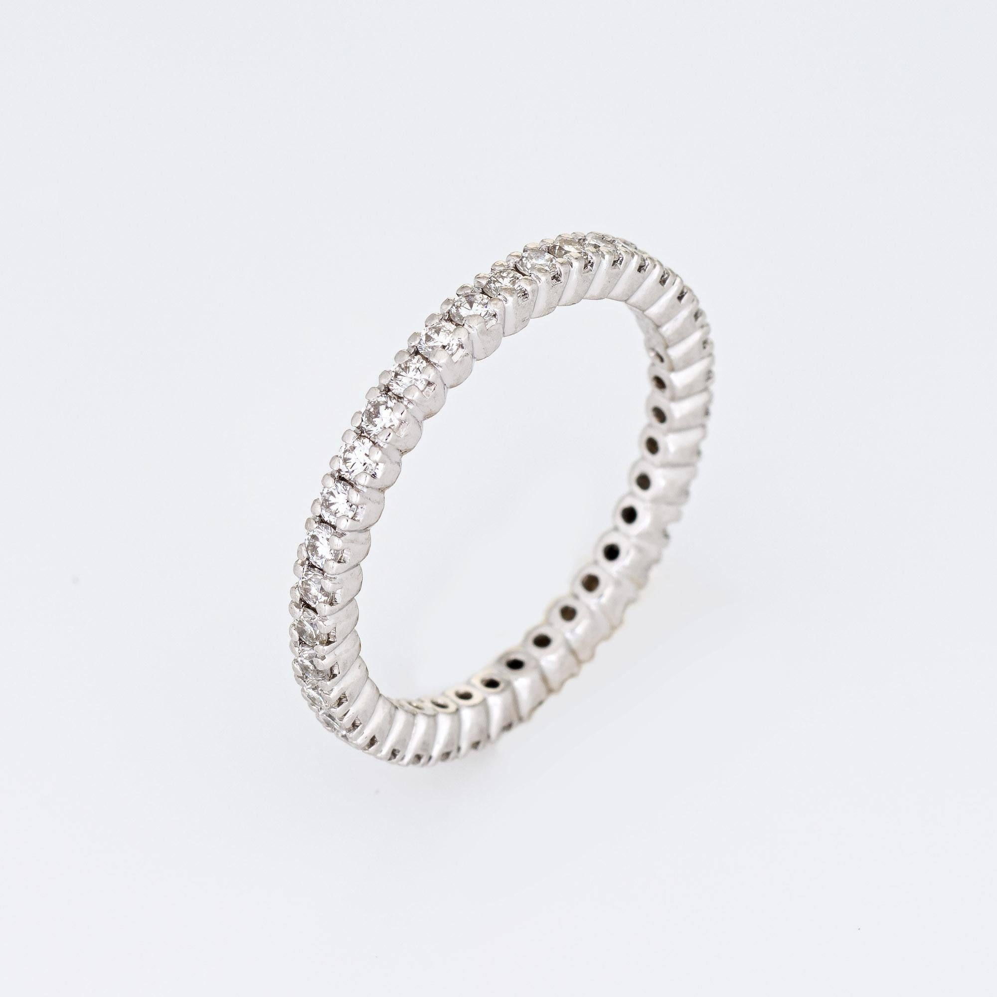 Eleganza nell'anello eternità con diamante realizzato in platino 900. 

I diamanti rotondi taglio brillante hanno un totale stimato di 0,38 carati (colore H-I e purezza VS2-SI2). 

L'anello per l'eternità è incastonato con diamanti rotondi taglio