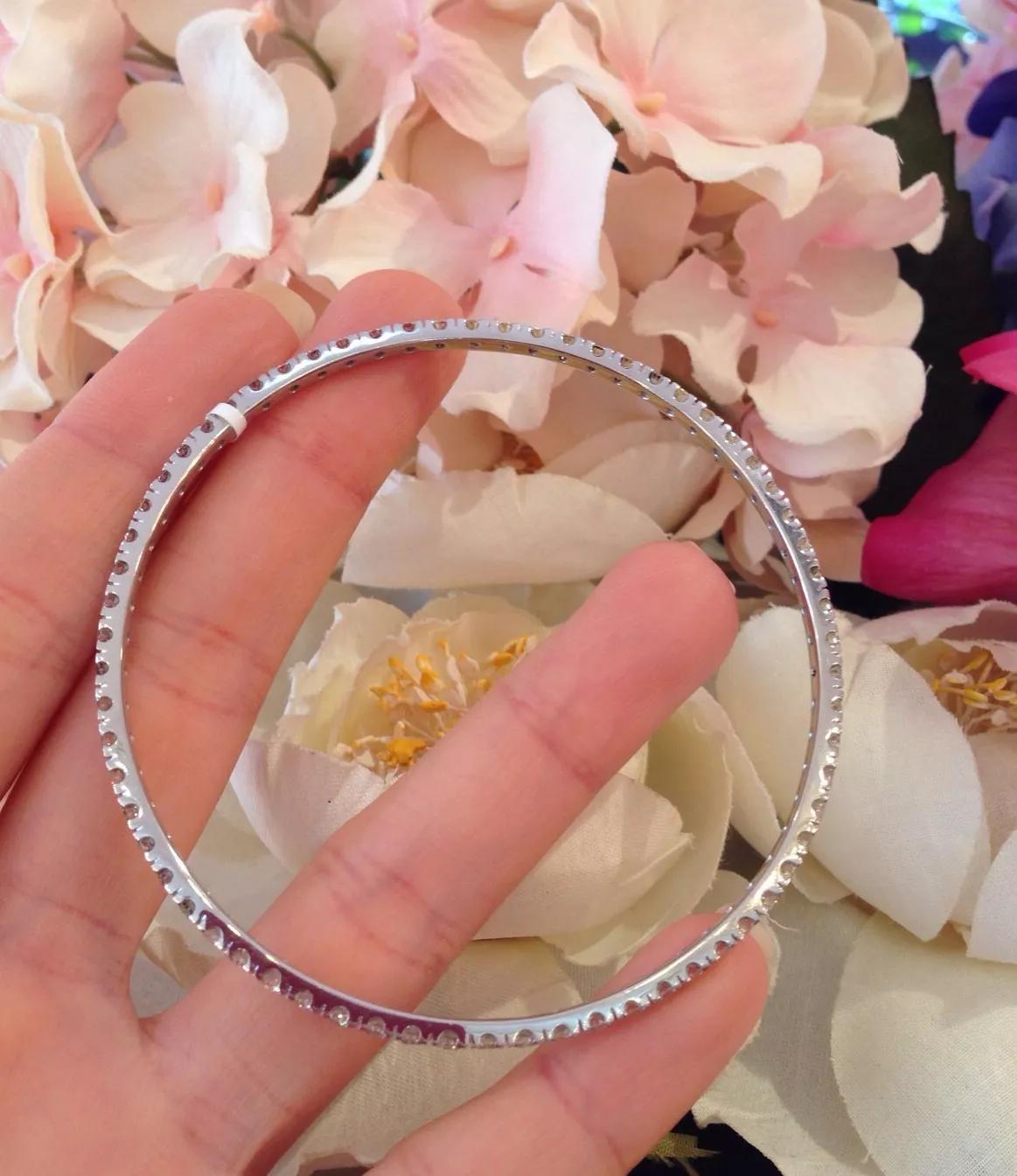 Taille ronde Bracelet jonc empilable d'éternité en or blanc 18 carats avec diamants de 4,16 carats au total en vente