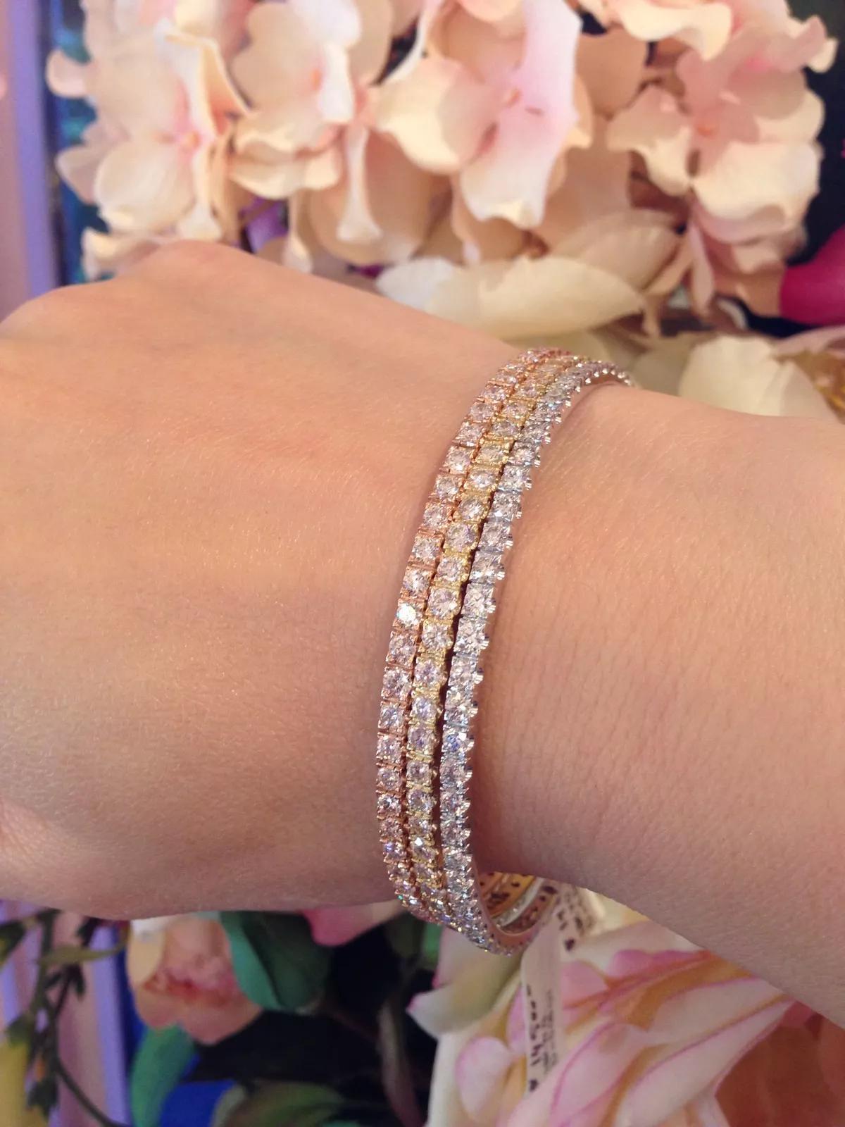 Bracelet jonc empilable d'éternité en or blanc 18 carats avec diamants de 4,16 carats au total Excellent état - En vente à La Jolla, CA