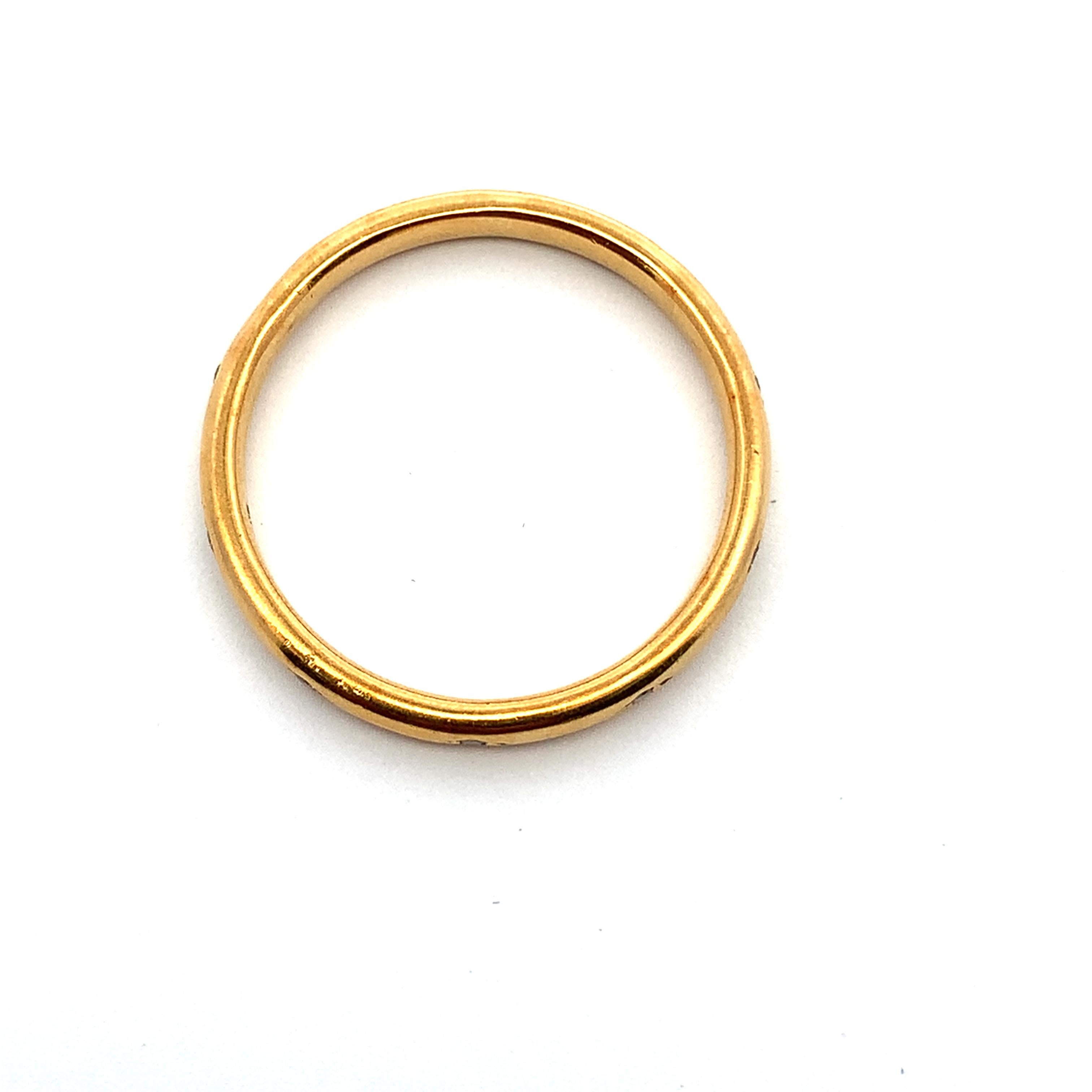 Dieser elegante und zeitlose Ehering aus 18-karätigem Gelbgold mit Diamanten für die Ewigkeit ist aus glänzendem 18-karätigem Gelbgold gefertigt. Die sorgfältig gearbeitete Fassung zeigt eine Reihe von 10 Diamanten im Rundschliff, 0,25ct F VS, deren