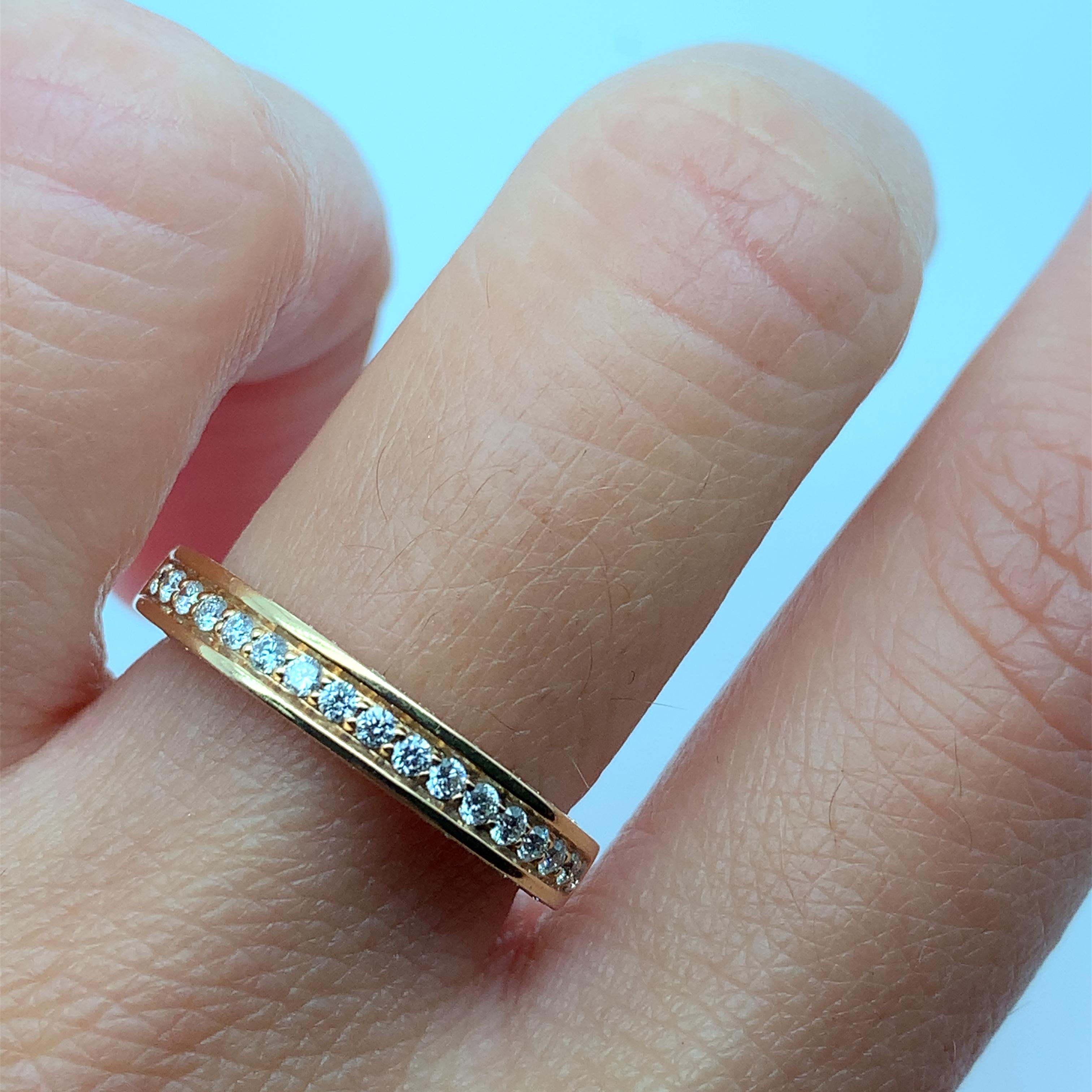 0.81ct Diamond Eternity Engagement Wedding Ring Band In 18k Rose Gold.

Alliance en or rose 18ct sertie de diamants

Poinçonné.

La bague peut être redimensionnée.

Boîte et évaluation incluses.

Cette magnifique bague en or rose 18ct est parfaite