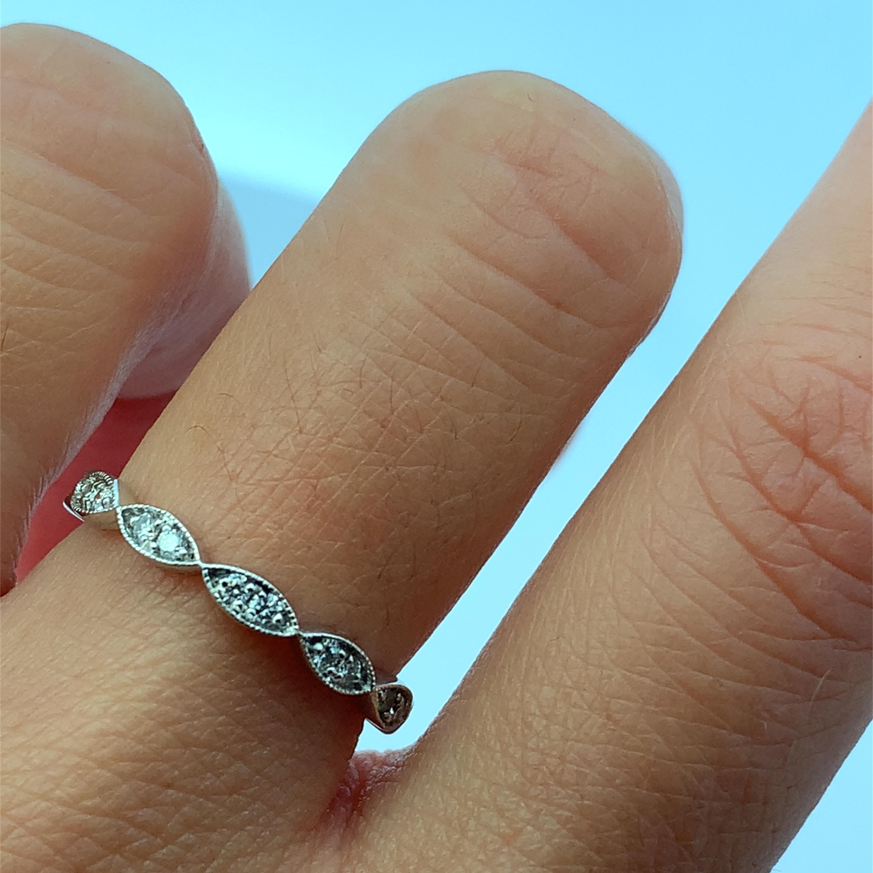 Descubre la elegancia atemporal de este anillo con diamantes. Elaborada en oro blanco de 18 quilates con diamantes redondos para implicar la ilusión de marquesa engastados con precisión, su intrincado diseño presenta delicados acentos de diamantes
