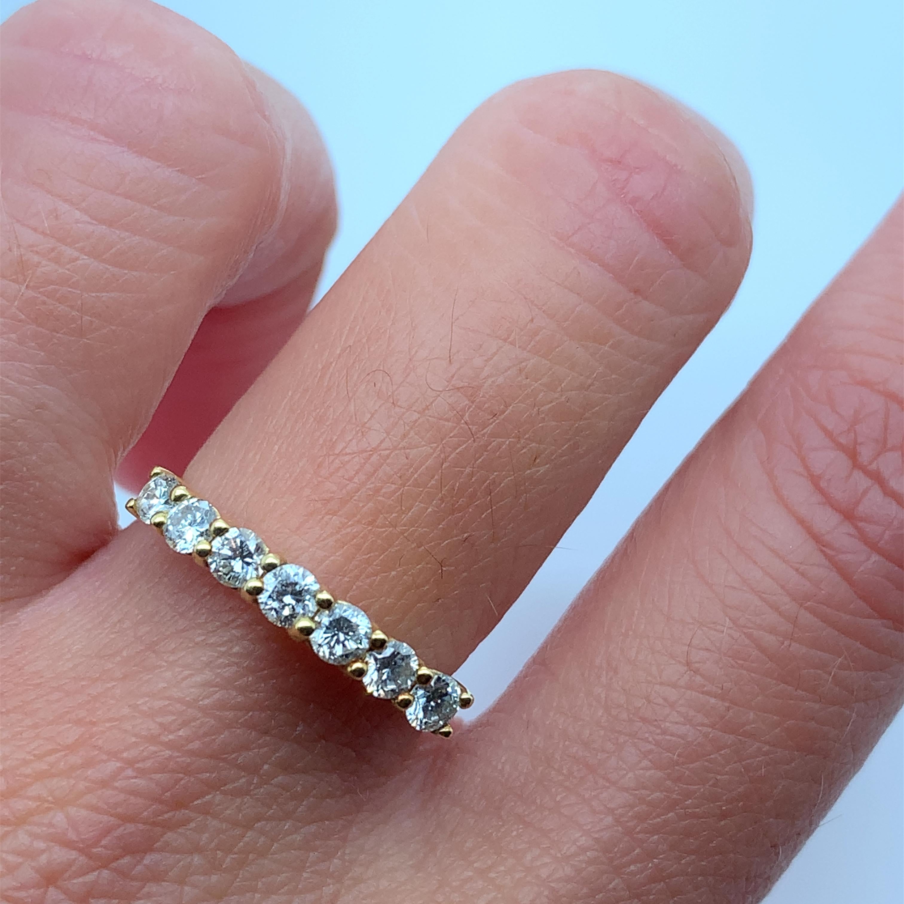 Round brilliant diamond total weight 0.88ct engagement or wedding ring in 18k yellow gold.

Diamonds 0.88ct total weight F colour VS1 clarity

Hallmarked

7 diamonds in total

The ring can be resized

Box and valuation included.


Introducing an