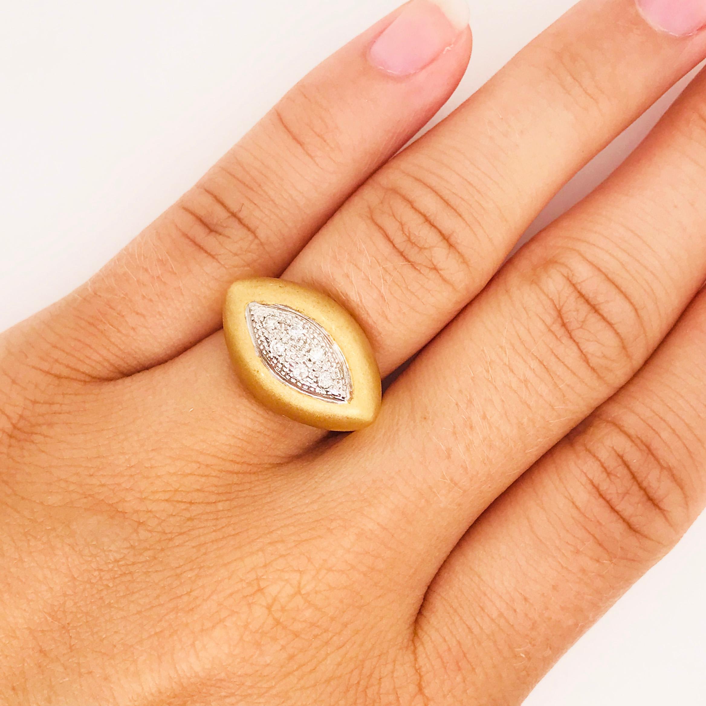 Arts and Crafts Anello con occhio di diamante Anello con occhio di diamante rotondo e pavé in oro 18 carati Anello satinato personalizzato in vendita