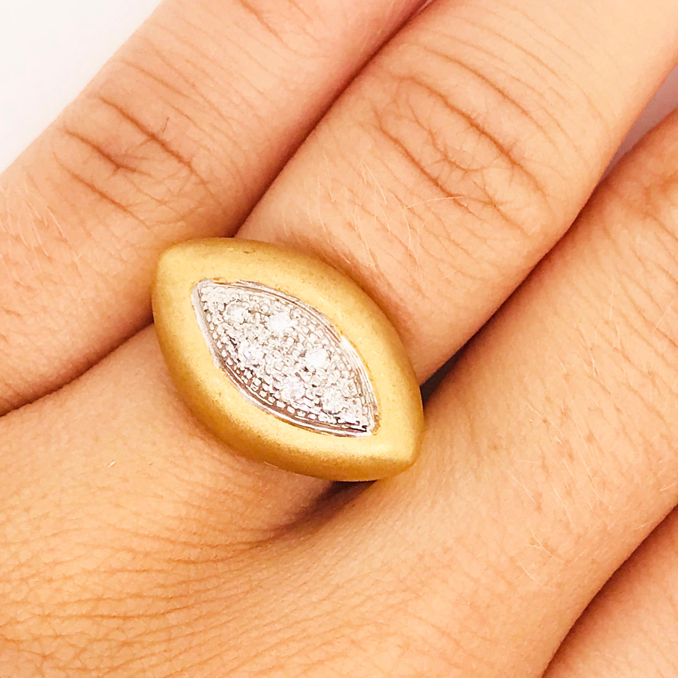 Taglio rotondo Anello con occhio di diamante Anello con occhio di diamante rotondo e pavé in oro 18 carati Anello satinato personalizzato in vendita