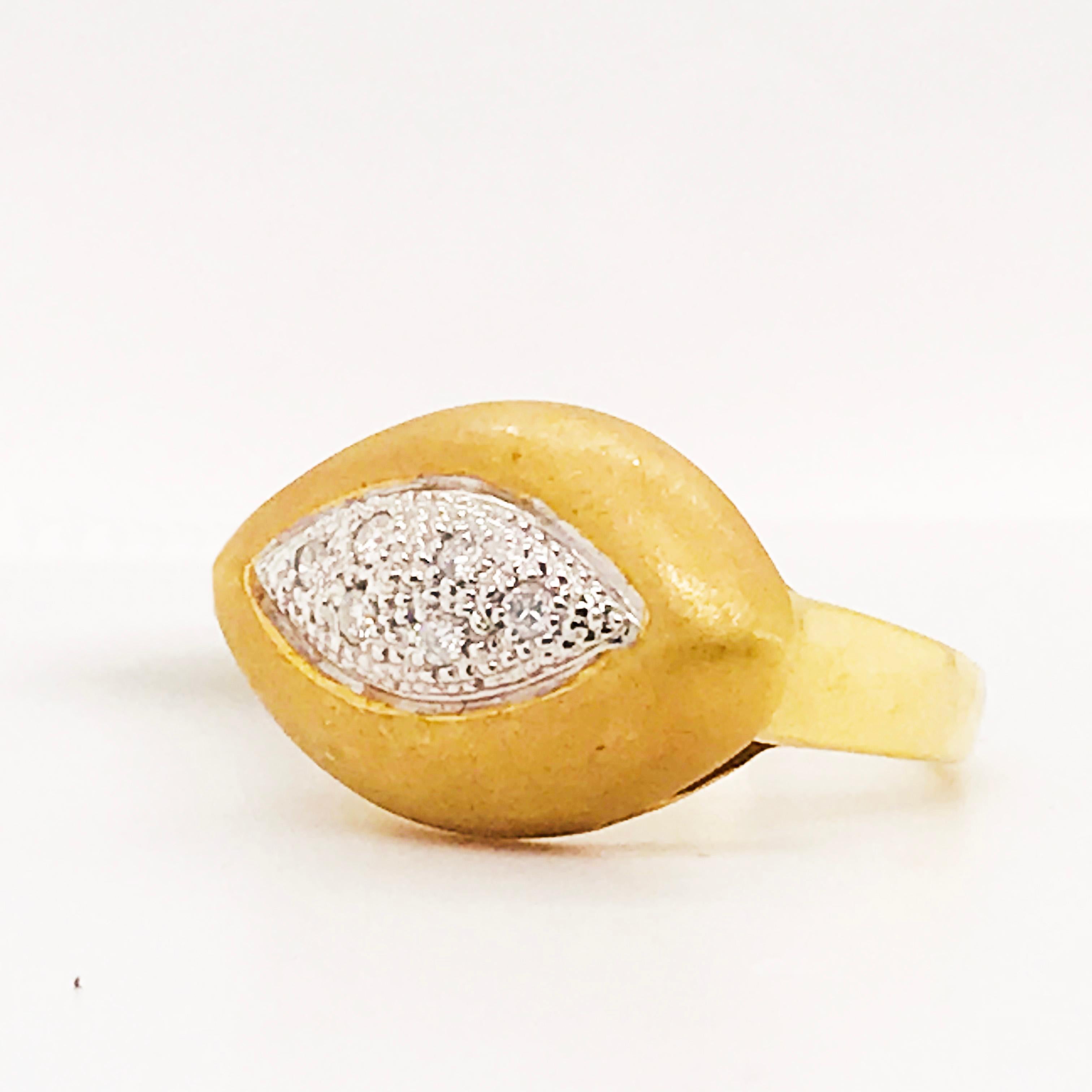 Donna Anello con occhio di diamante Anello con occhio di diamante rotondo e pavé in oro 18 carati Anello satinato personalizzato in vendita