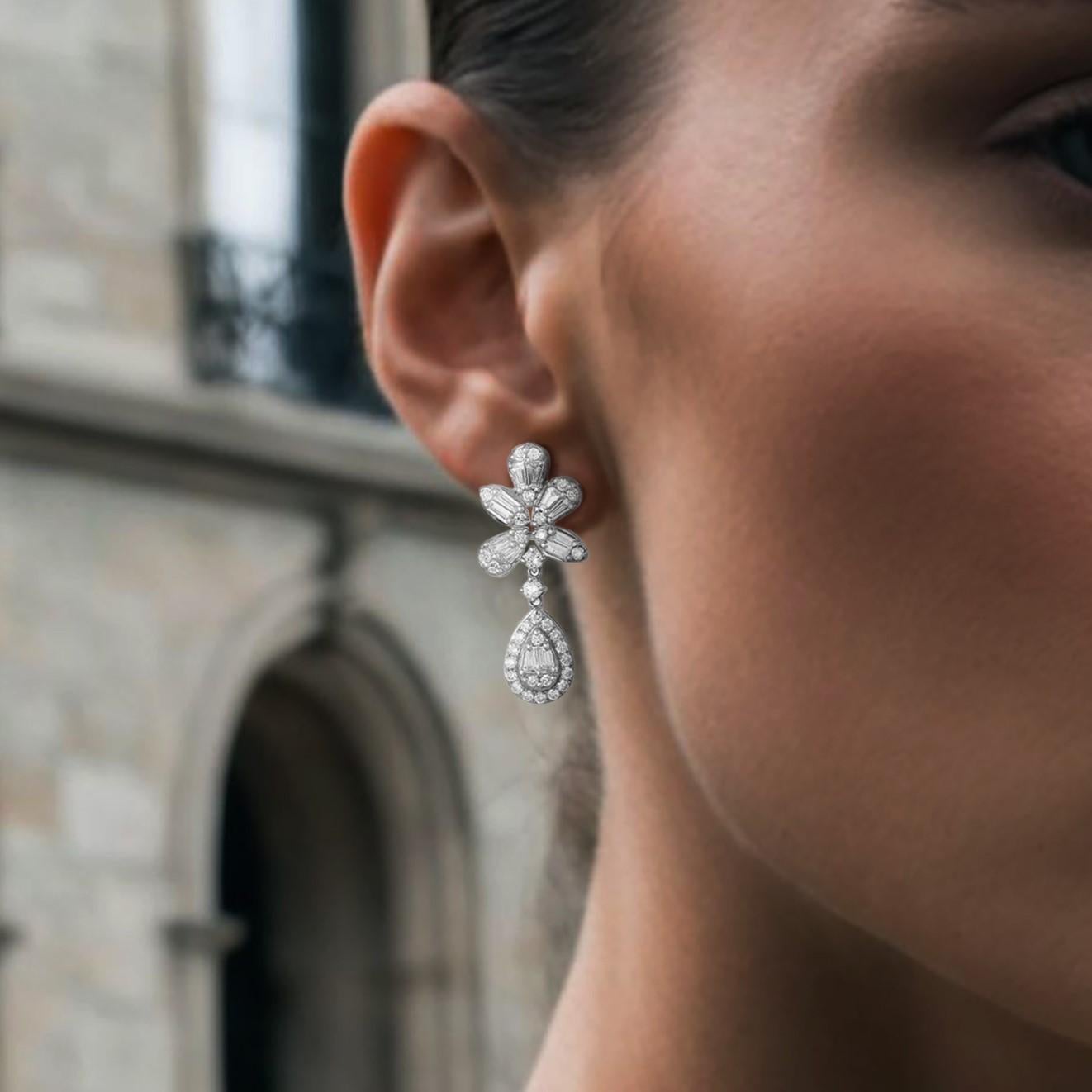 Realizzati in uno splendido mix di oro giallo e bianco 14K, gli orecchini a goccia in oro giallo 14K Diamond Fall Glittering presentano un design accattivante. I diamanti naturali a baguette (FCD 0,42CT, BGT 0,44CT) sono disposti con eleganza per