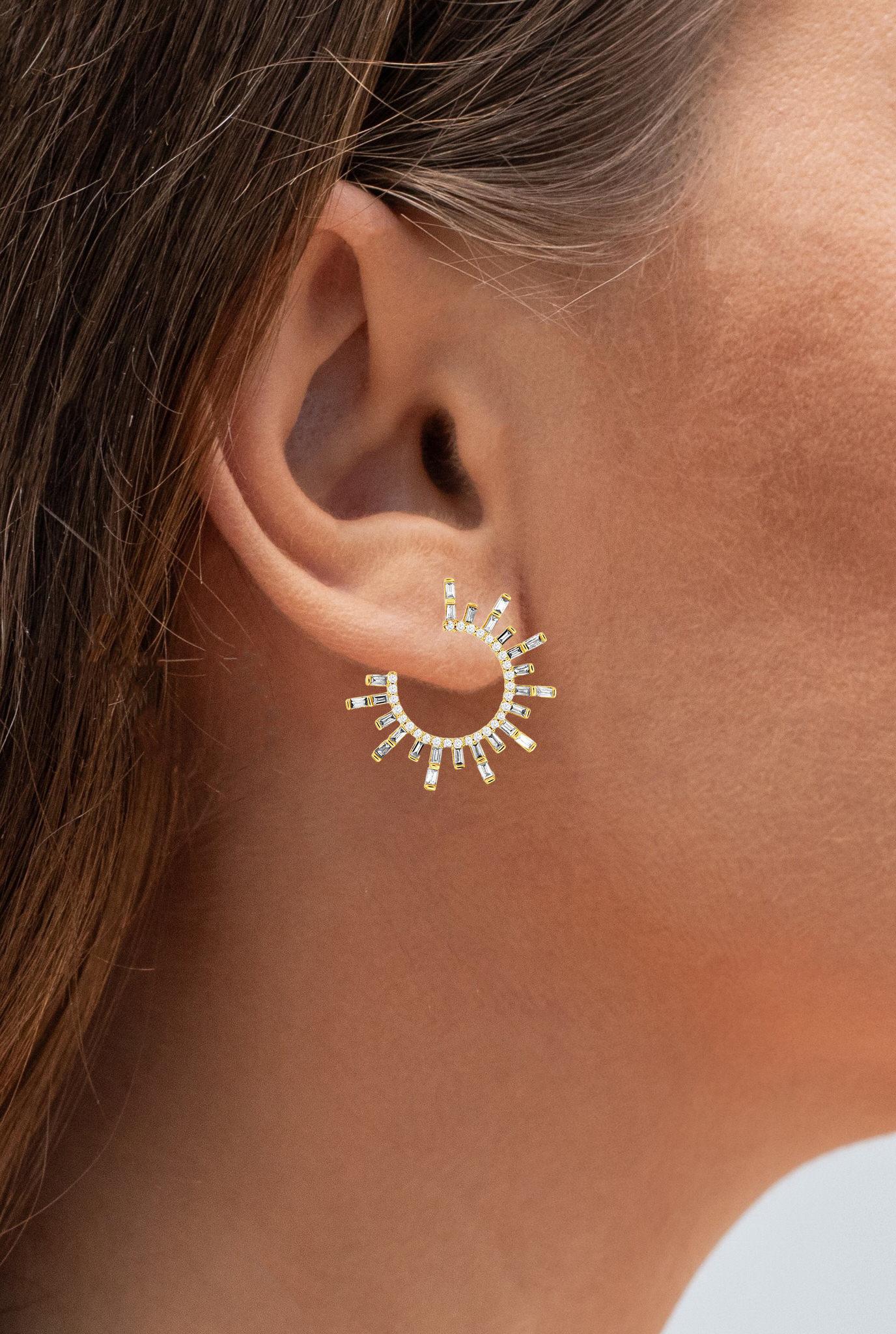 Il est accompagné d'une évaluation gemmologique par la GIA (GG/AJP).
Toutes les pierres précieuses sont naturelles
Diamants = 0,75 carats
Coupe : Baguette, rond
Métal : Or jaune 14K
Dimensions : 22,5 x 22 mm : 22,5 x 22 mm
