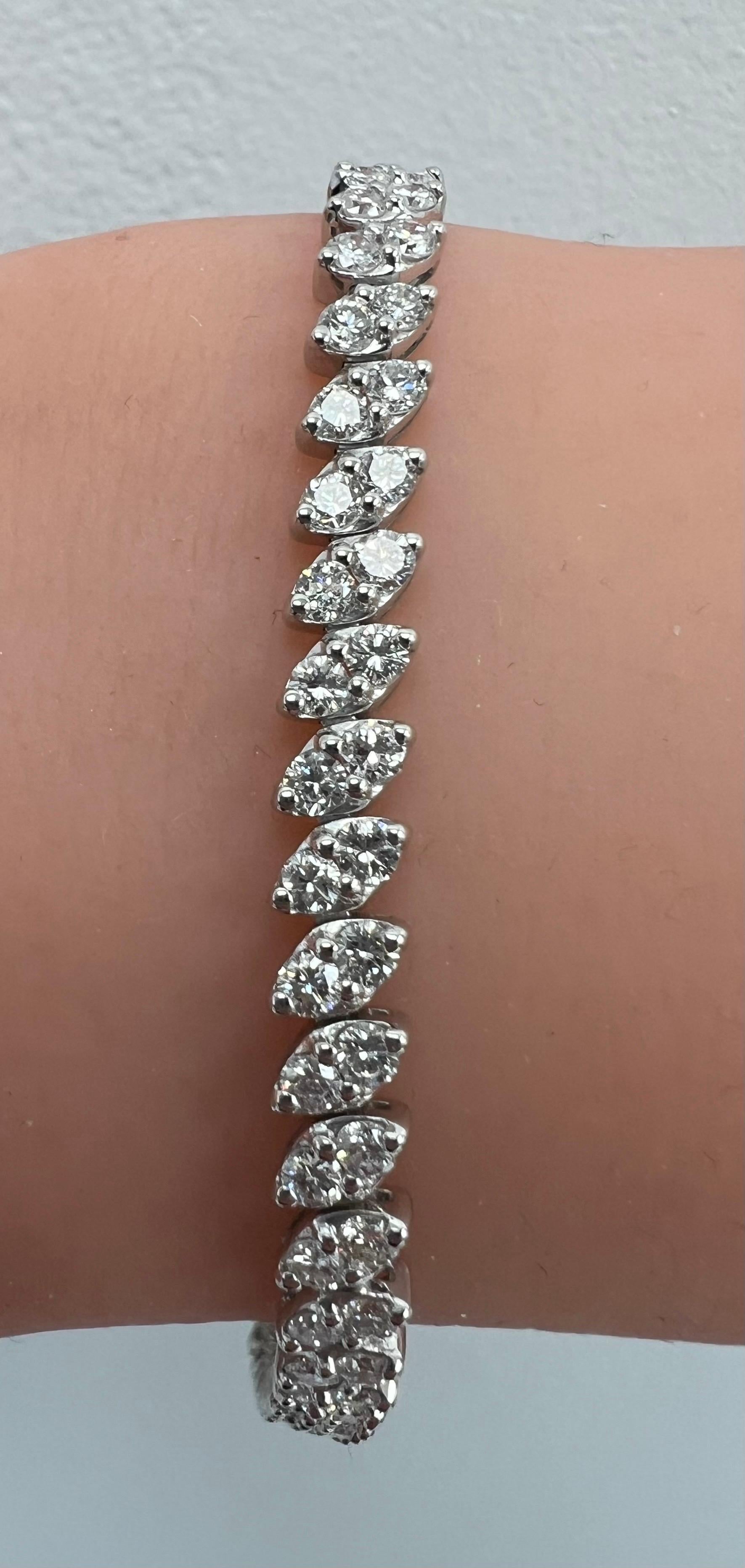 Diamond Fashion Bracelet in 14k White Gold with Natural Full Cut Diamonds In New Condition For Sale In Great Neck, NY